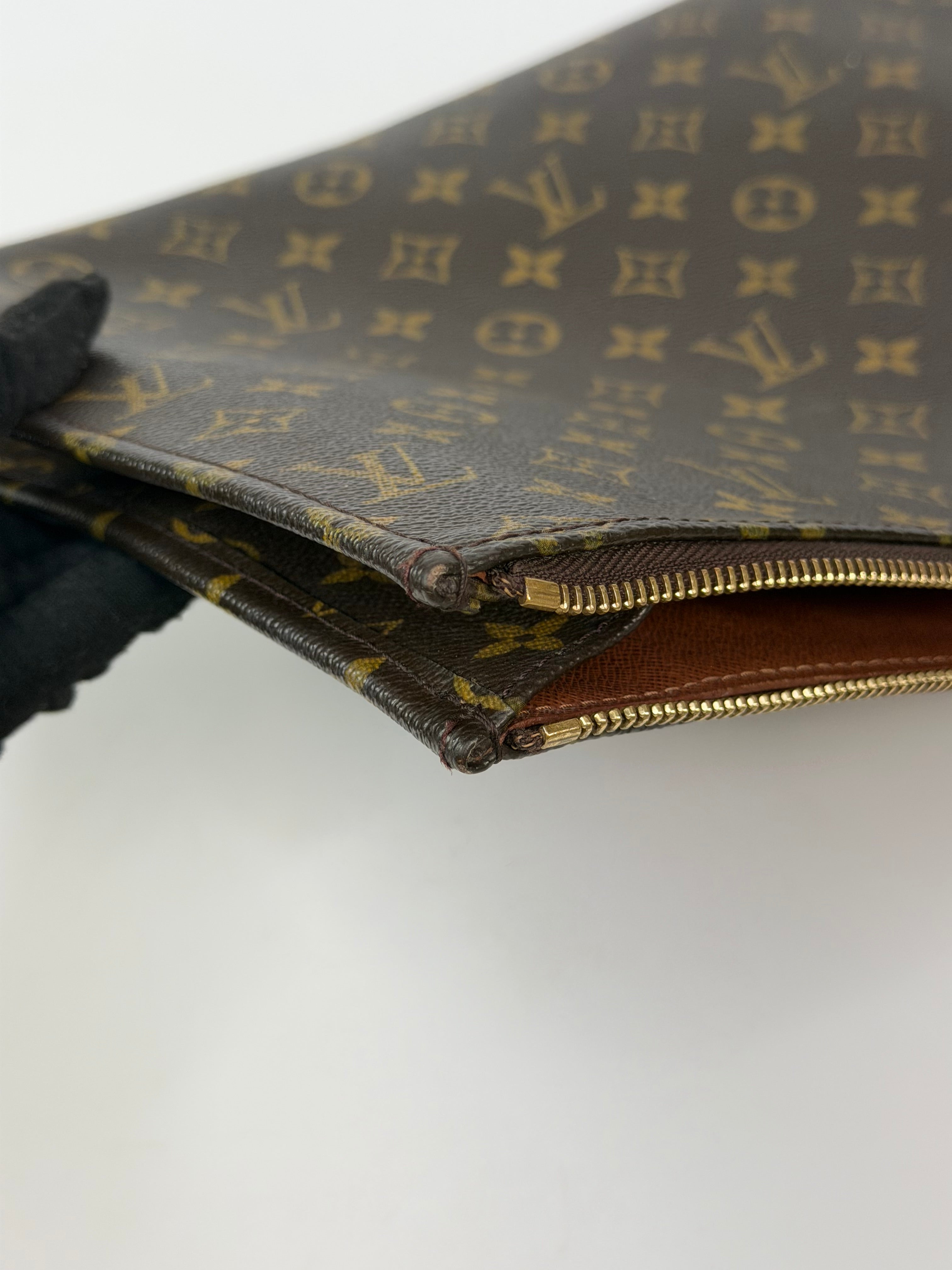 Louis Vuitton Poche Document Portfolio In Monogram Gold Hardware. Authentic and preloved n excellent condition. 100% guarantee