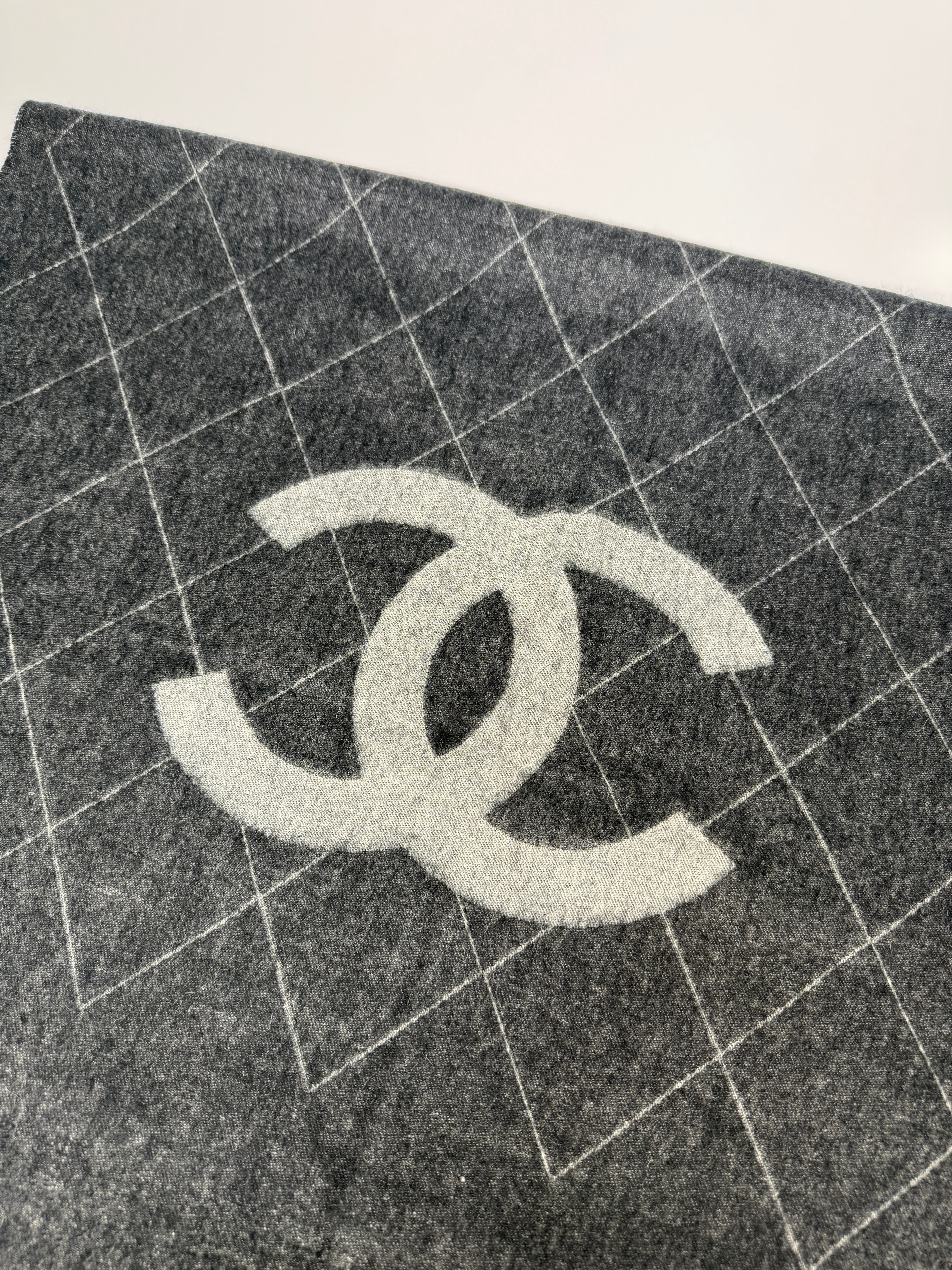 Chanel CC logo Stole in grey cashmere. Excellent condition. Authentic and preloved