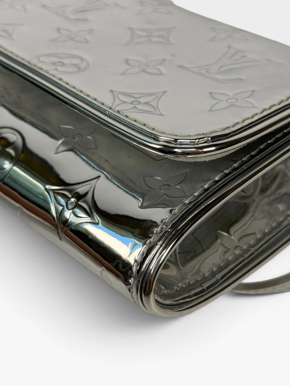 Louis Vuitton Pochette Twin In Monogram Miroir Silver. 100% authentic and preloved in excellent condition