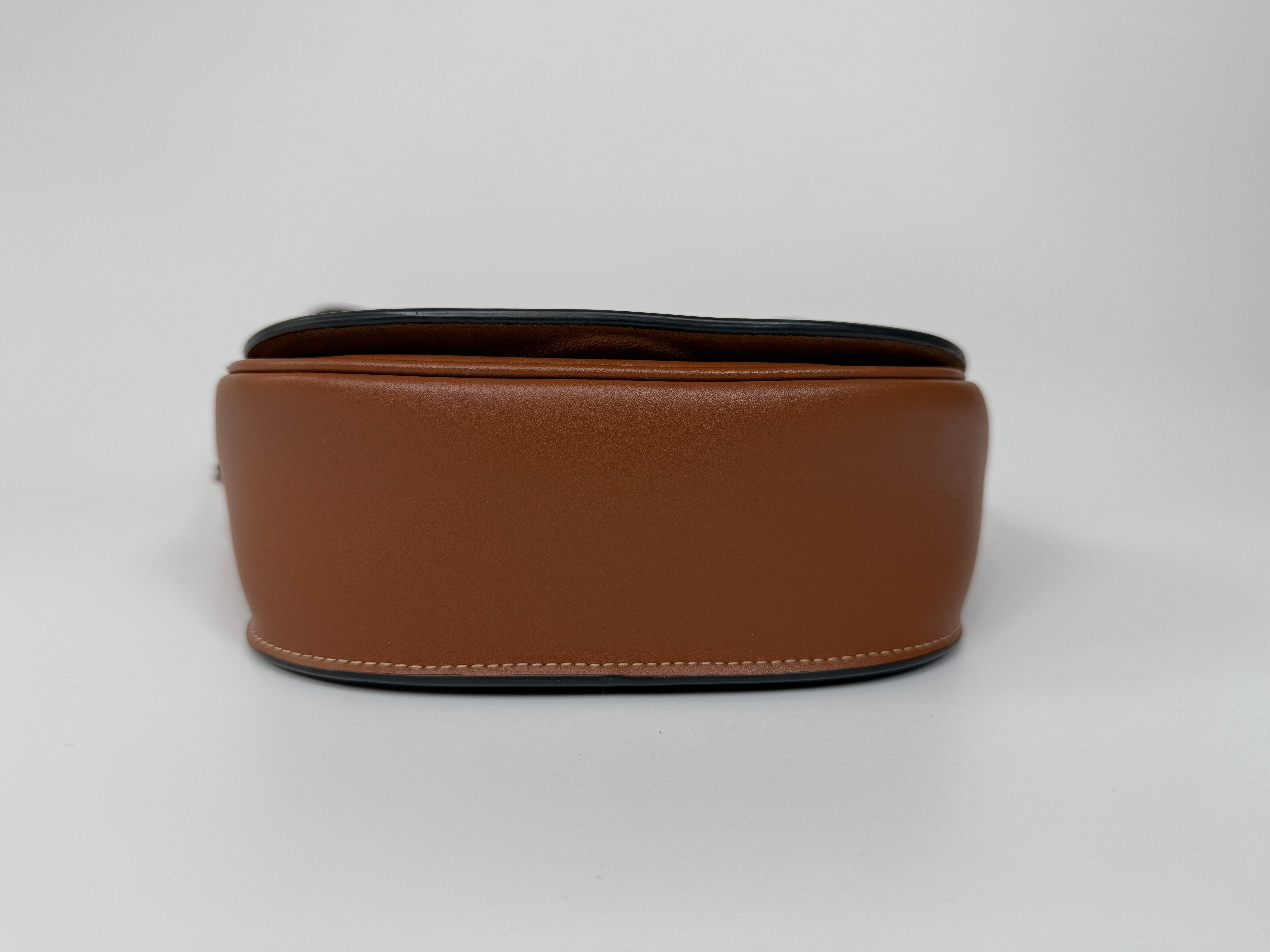 Celine Folco Cuir Triomphe Tan Leather Crossbody Bag
Authentic Pre Loved Verified by Luxe Cheshire Trusted Designer resale