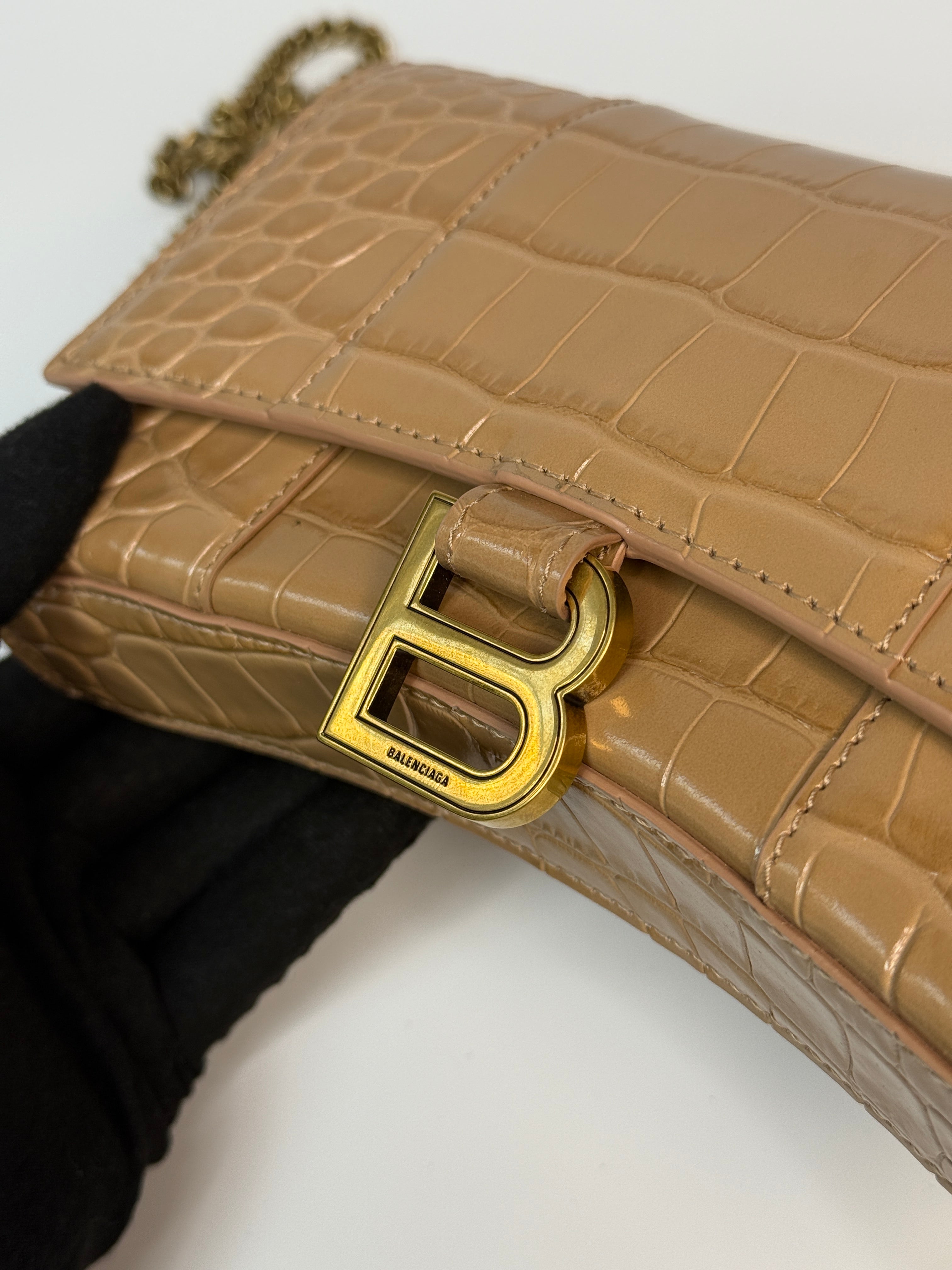 Balenciaga Small Croc Embossed Hourglass Wallet On Chain In Beige Leather With Gold Hardware In Excellent Condition.
Authentic Pre Loved Verified by Luxe Cheshire Trusted Designer resale