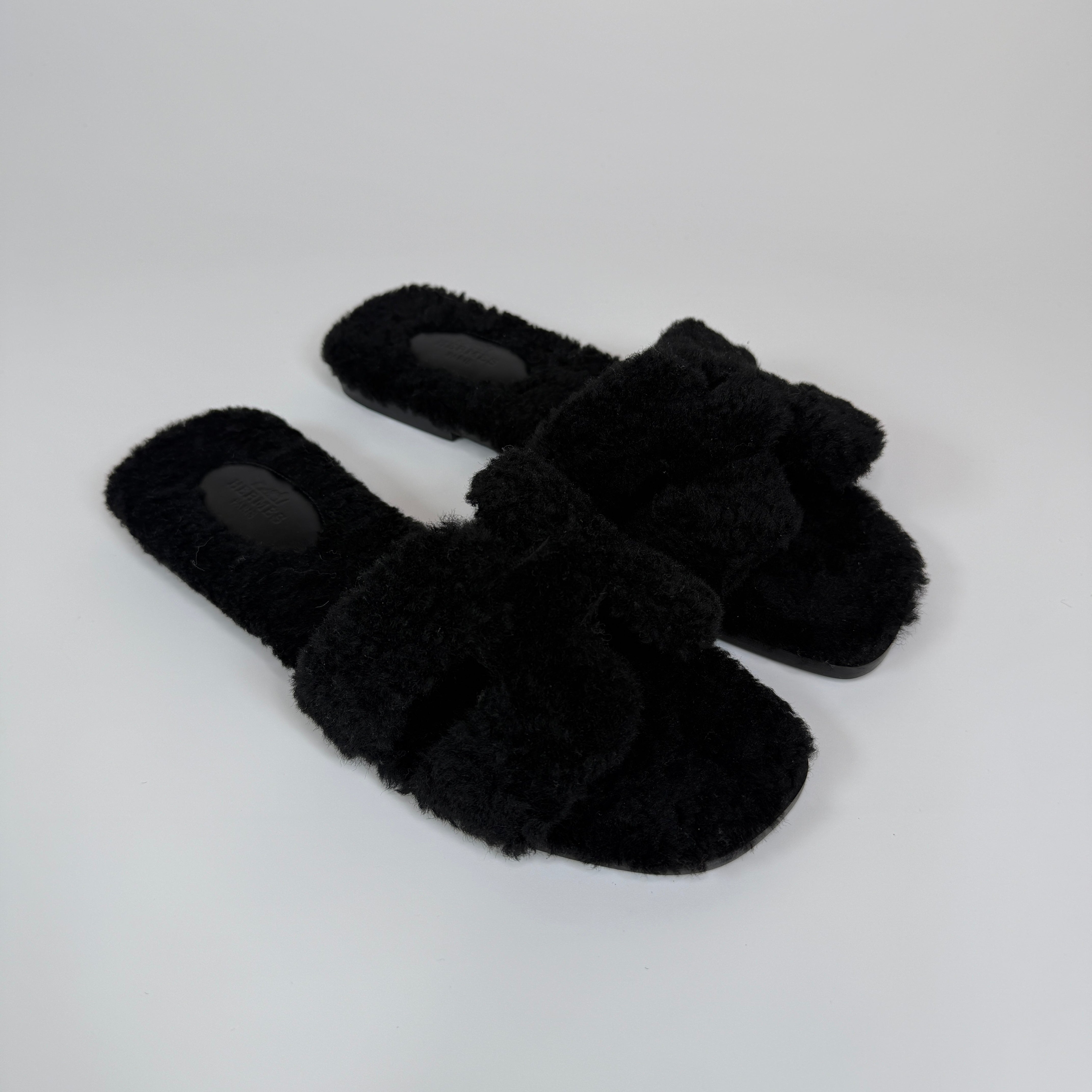 Authentic and preloved Hermès Oran Black Shearling Sandals (Size 39/UK6) 100% Authenticity guarantee in excellent condition