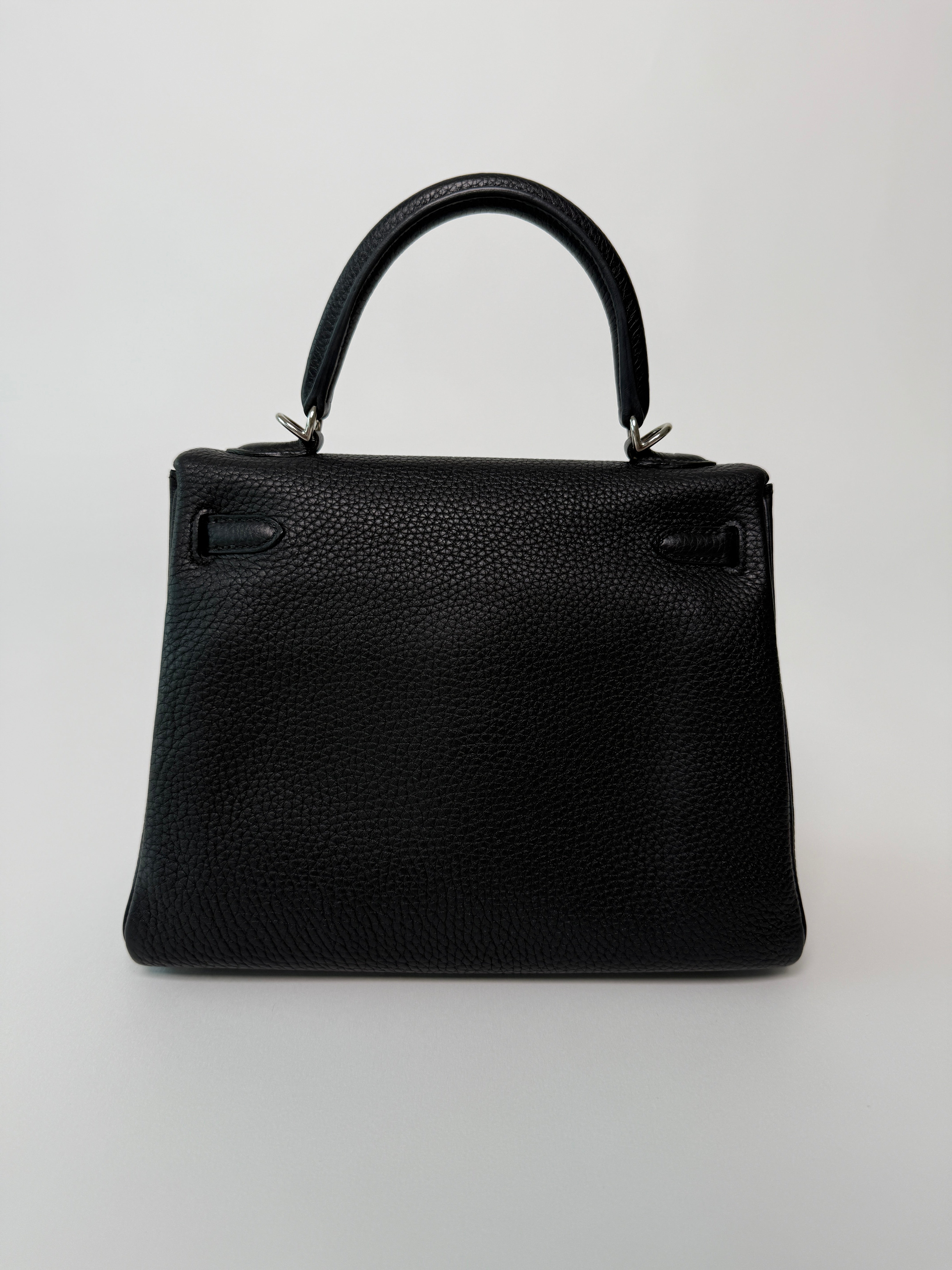 Authentiic Hermès Kelly 25 In Nior Togo Leather with palladium hardware.