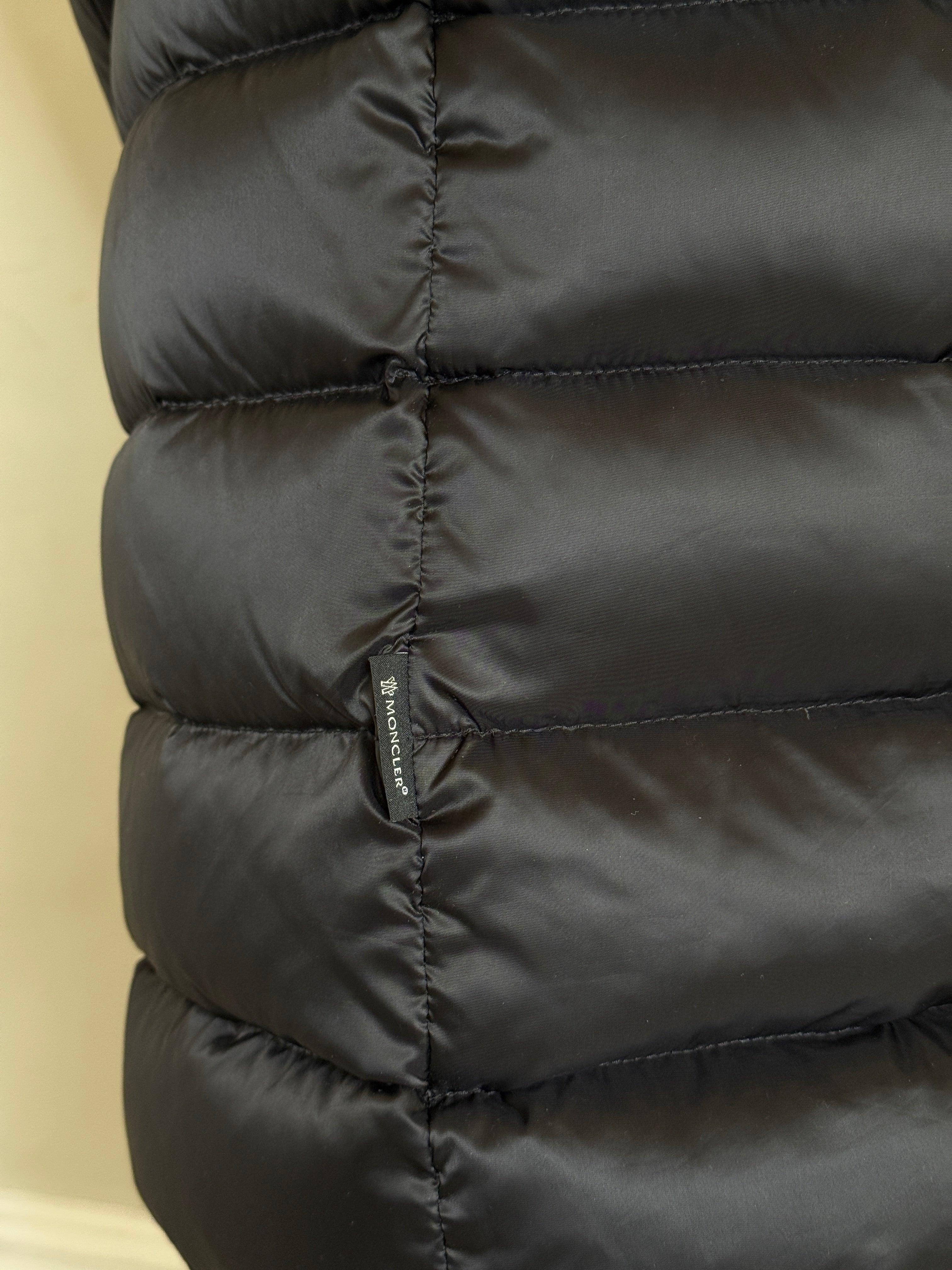 Moncler Tinuviel Guibbotto Jacket (TG1/UK10) Authentic and preloved in excellent condition. 100% authenticity guarantee.