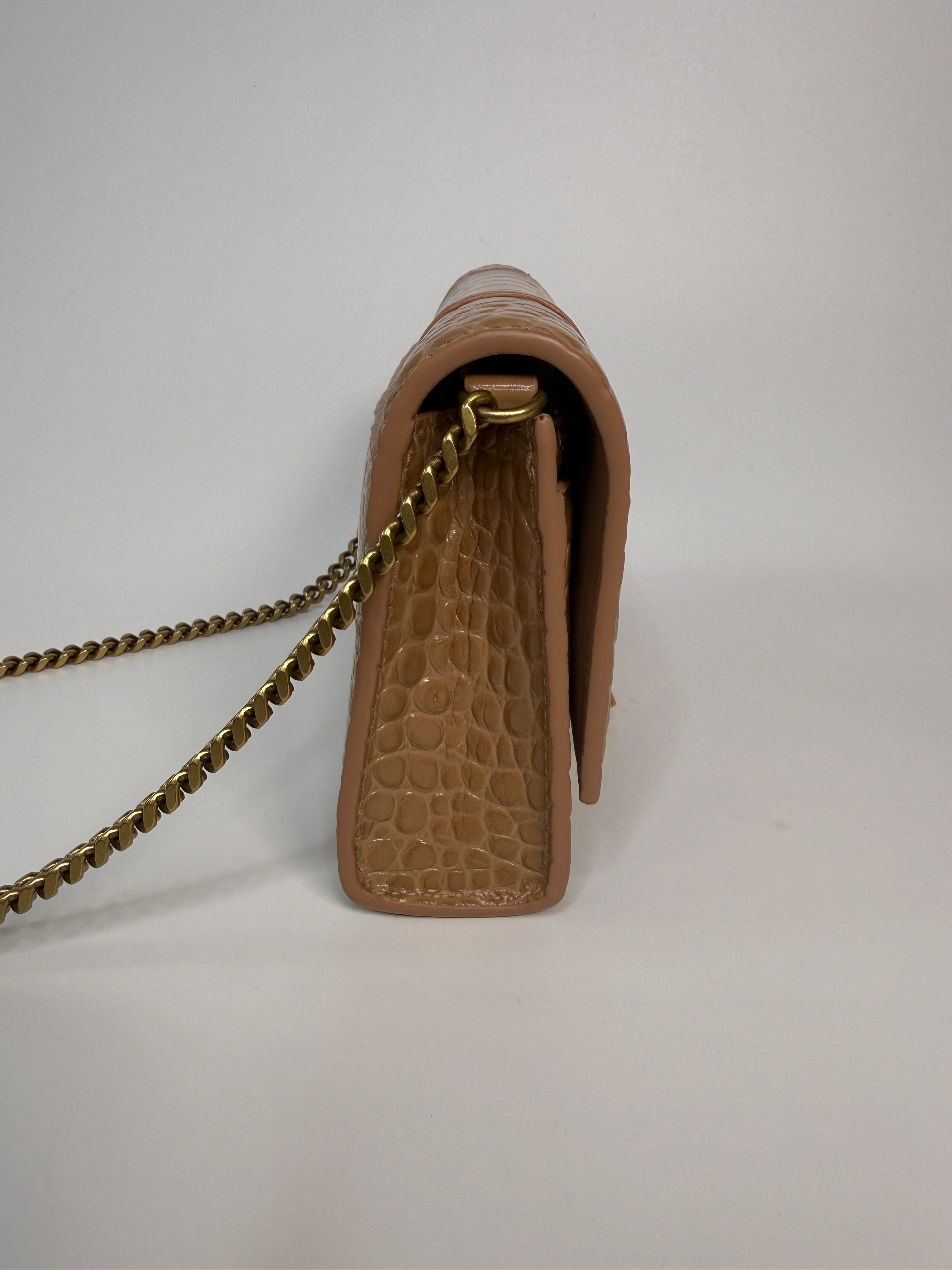 Balenciaga Small Croc Embossed Hourglass Wallet On Chain In Beige Leather With Gold Hardware In Excellent Condition.
Authentic Pre Loved Verified by Luxe Cheshire Trusted Designer resale