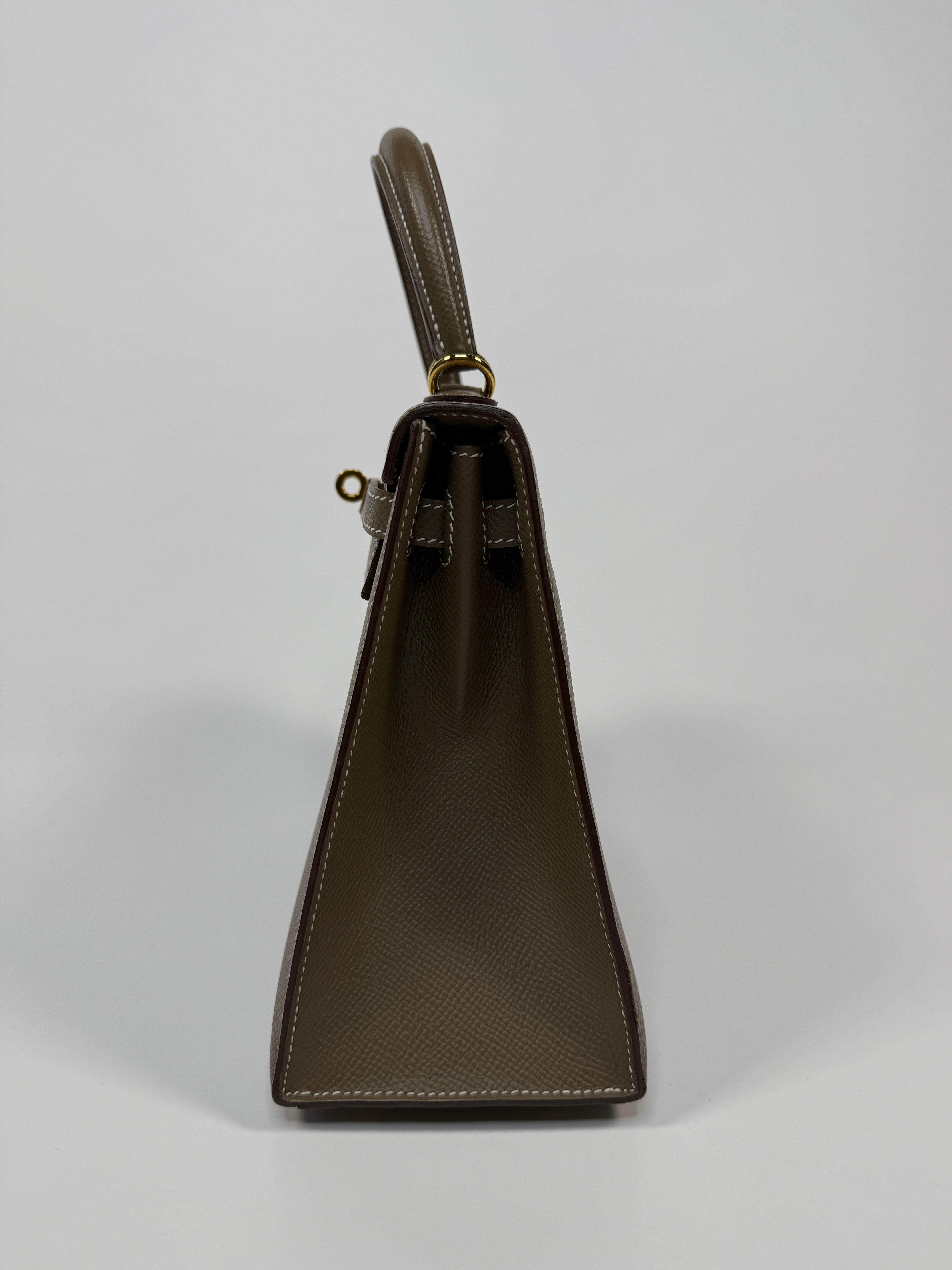 Hermès Kelly 25 Sellier In Etoupe Epsom Leather With Gold Hardware. Excellent authentic prloved condition.