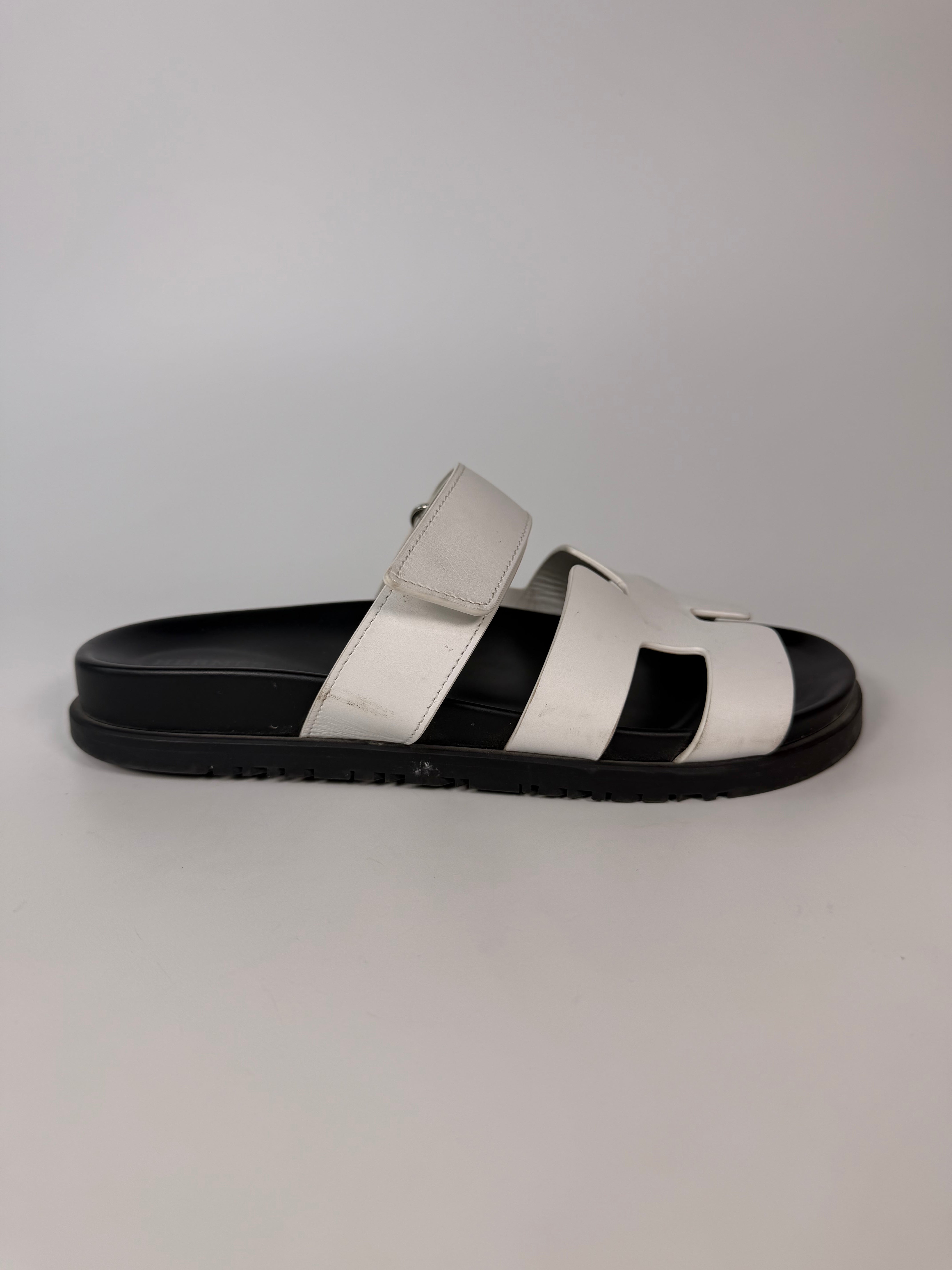 Hermès Chypre Sandals In White (Size 38/UK5) in very good condition 100% authentic and preloved