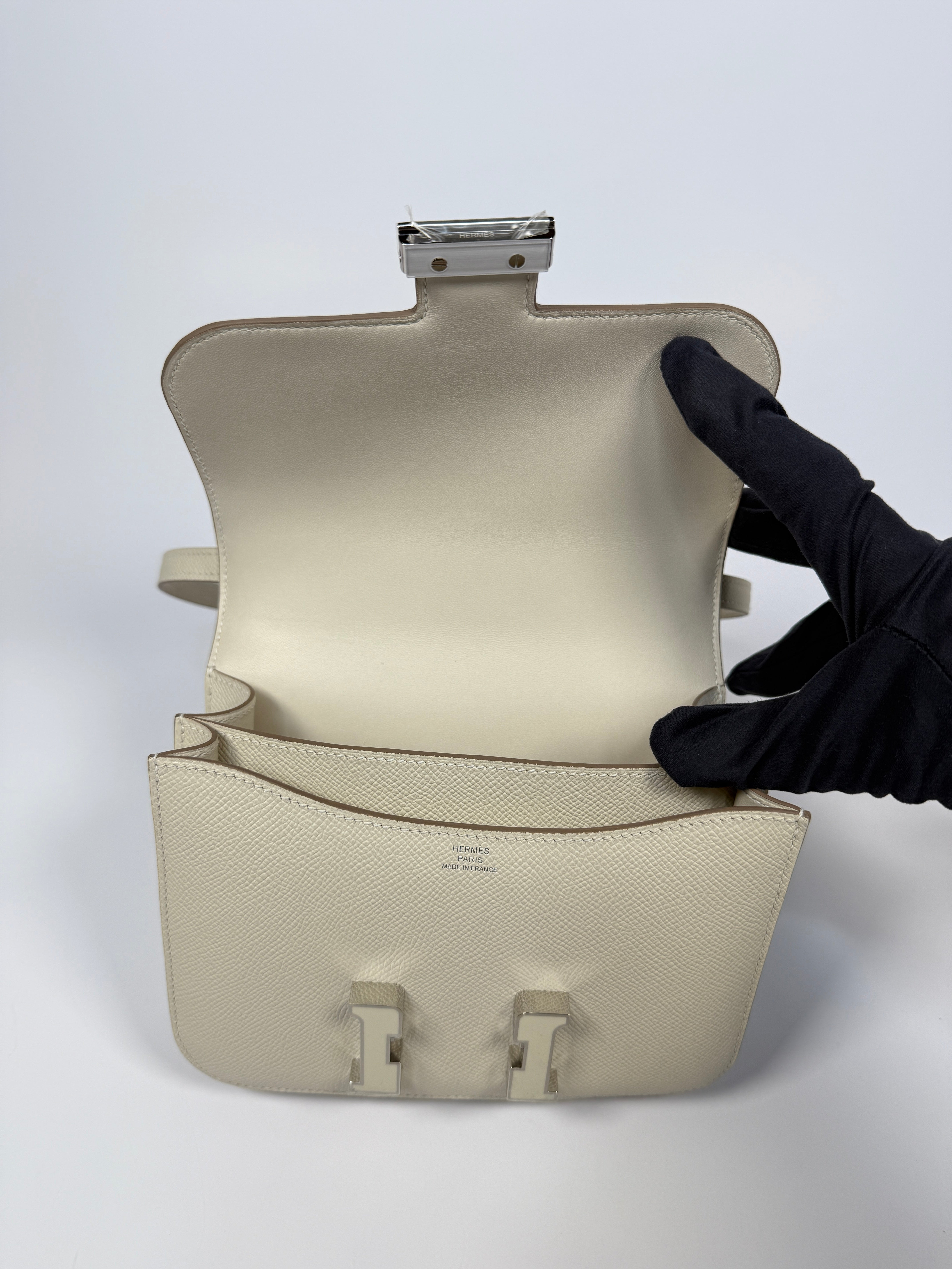 Hermès Constance 18 In Craie Epsom Leather With Lacquered Hardware , new and unused condition. Authentic and preloved.