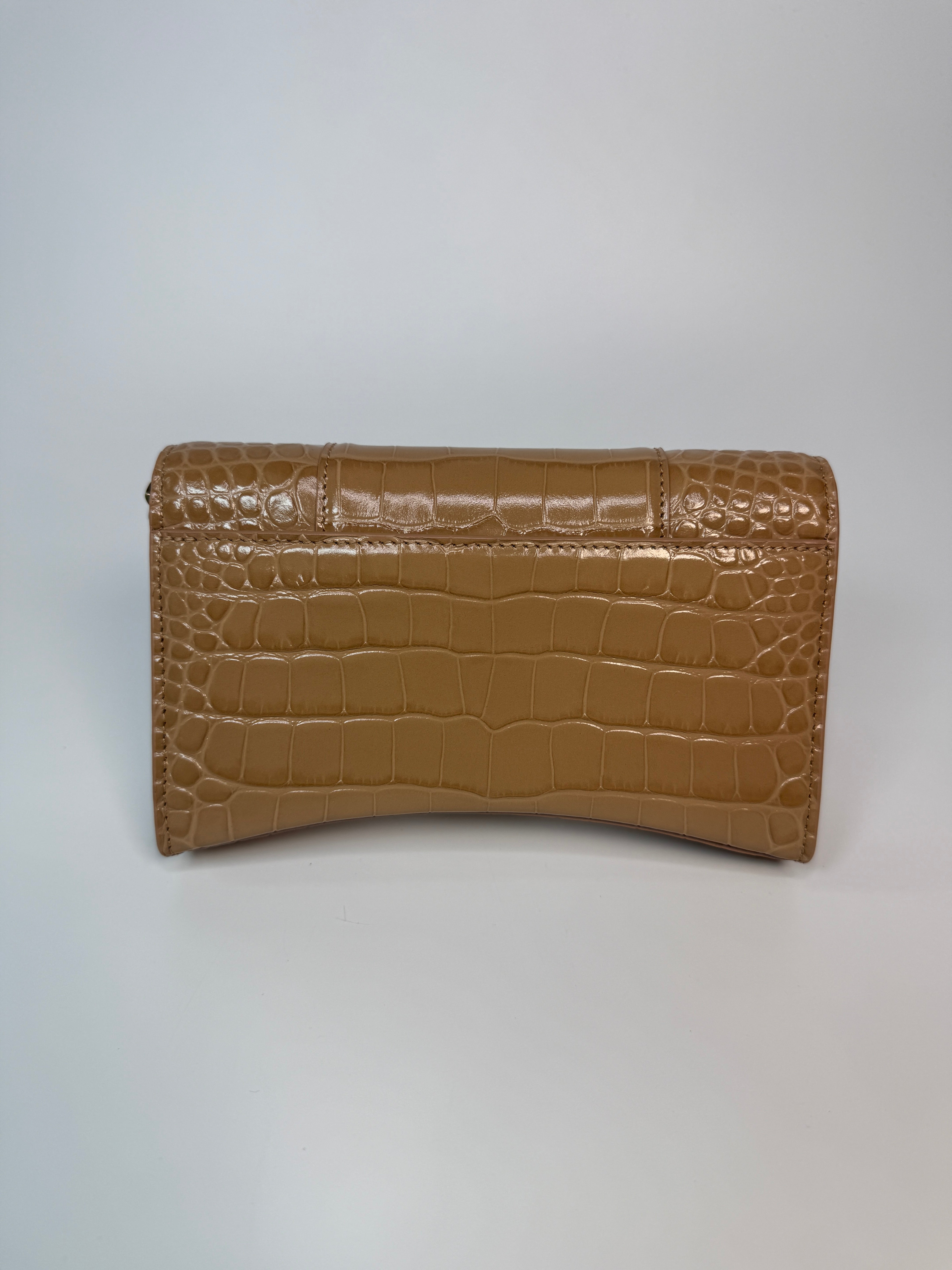 Balenciaga Small Croc Embossed Hourglass Wallet On Chain In Beige Leather With Gold Hardware In Excellent Condition.
Authentic Pre Loved Verified by Luxe Cheshire Trusted Designer resale