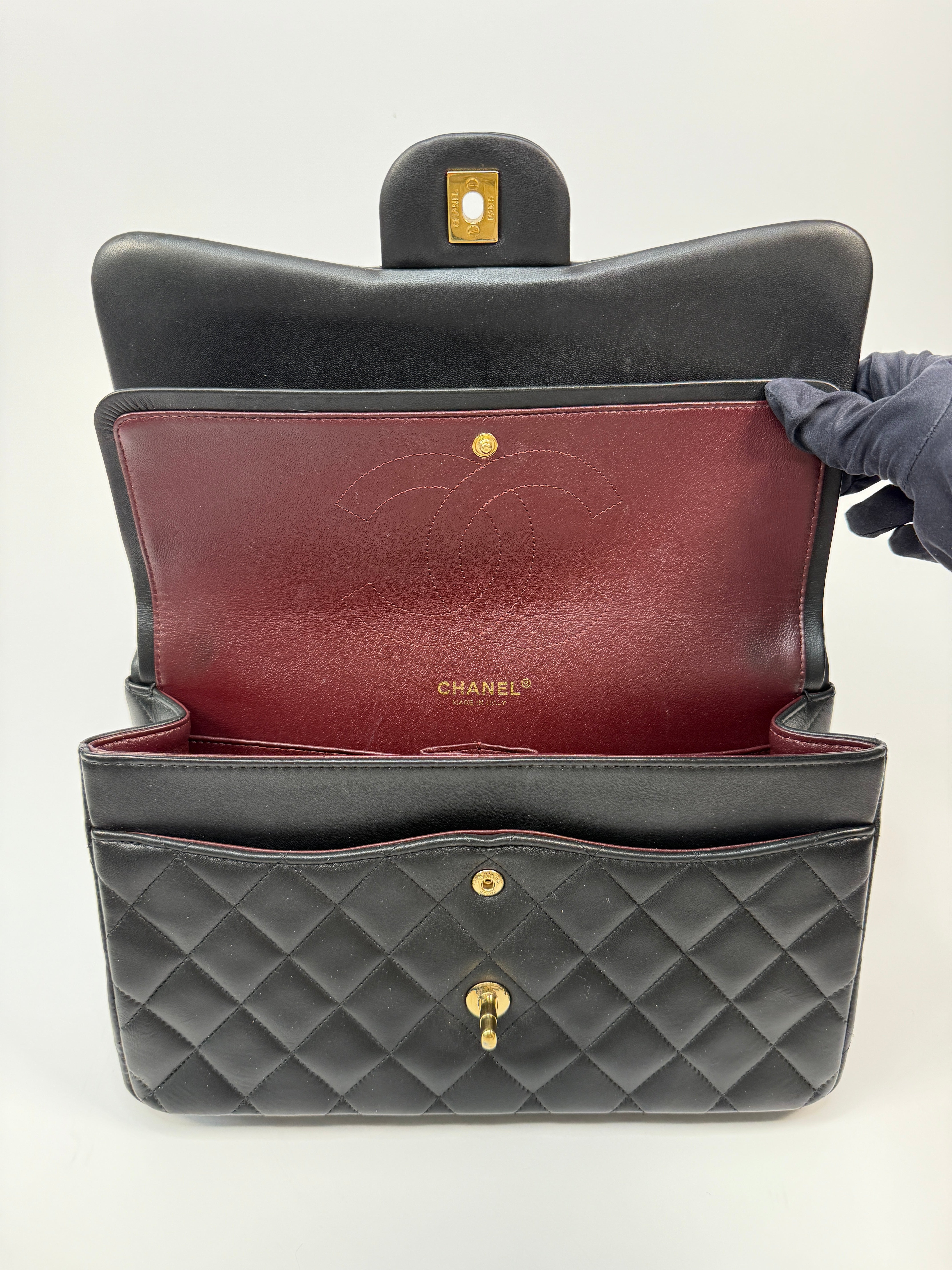 Chanel Jumbo Black Lambskin Leather With Gold Hardware
Pre Loved & Authentic