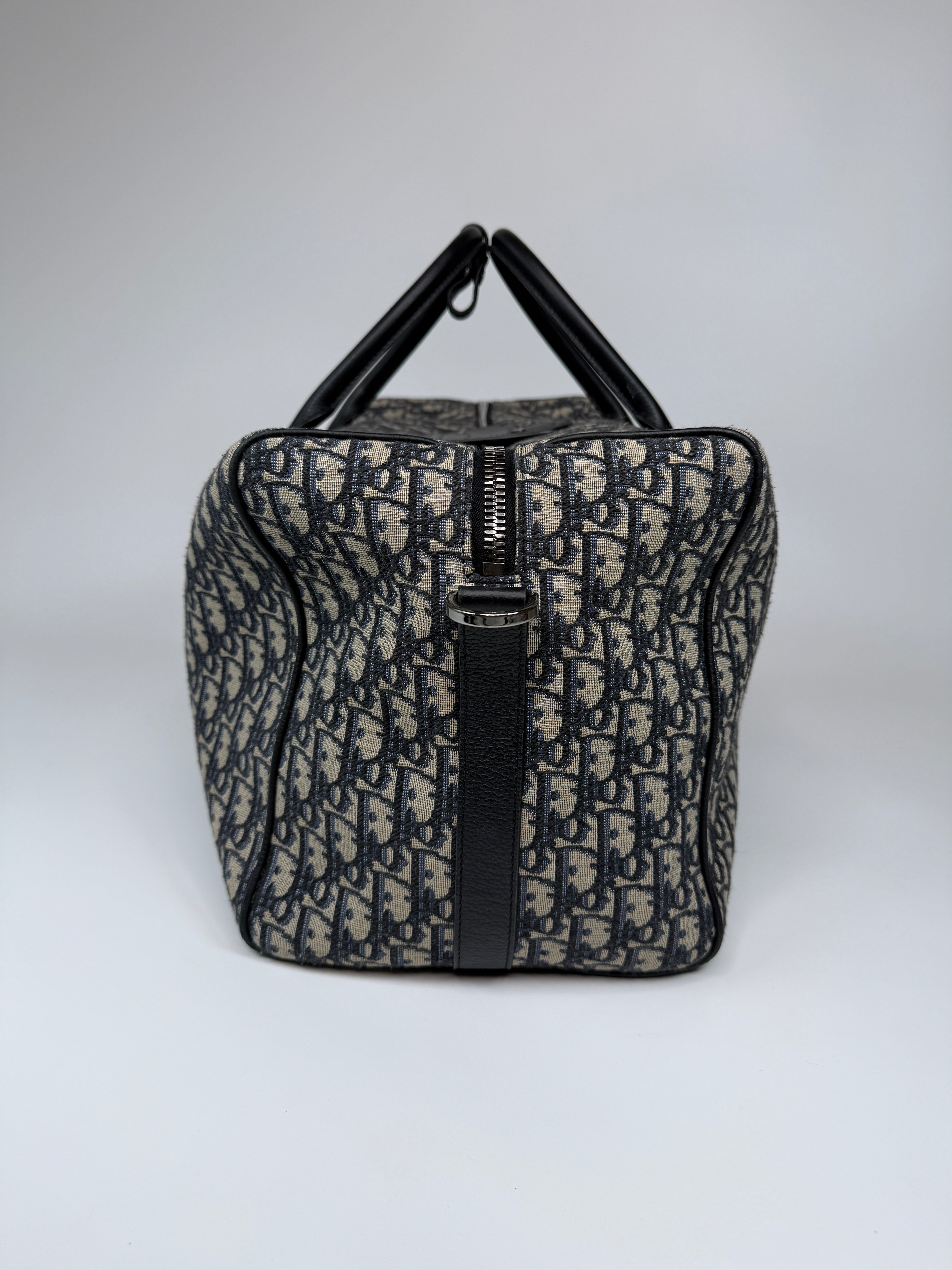 Christian Dior Oblique Canvas Travel Bag With Gold Hardware In Very Good Condition.
Authentic Pre Loved Verified by Luxe Cheshire Trusted Designer resale