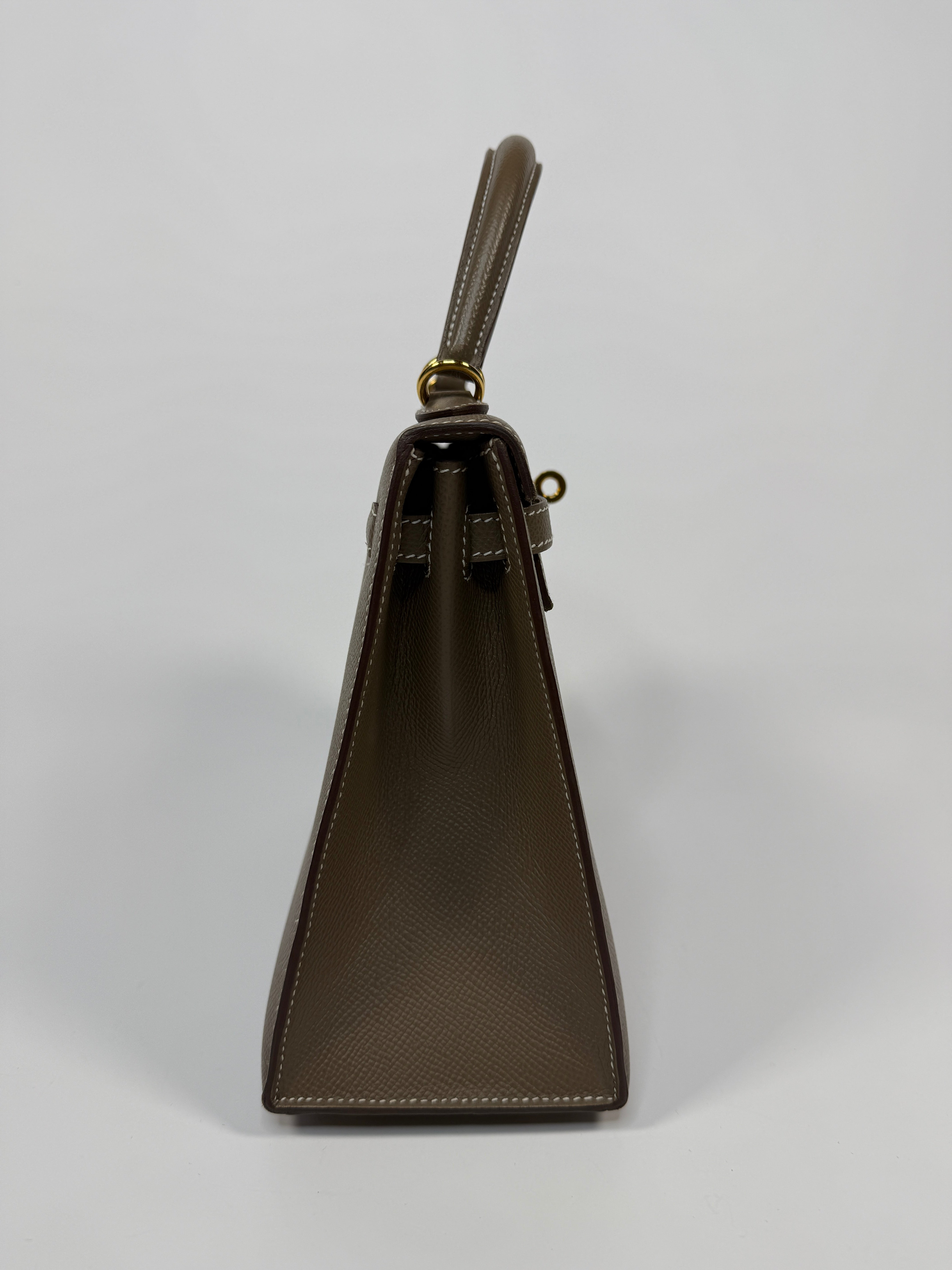 Hermès Kelly 25 Sellier In Etoupe Epsom Leather With Gold Hardware. Excellent authentic prloved condition.