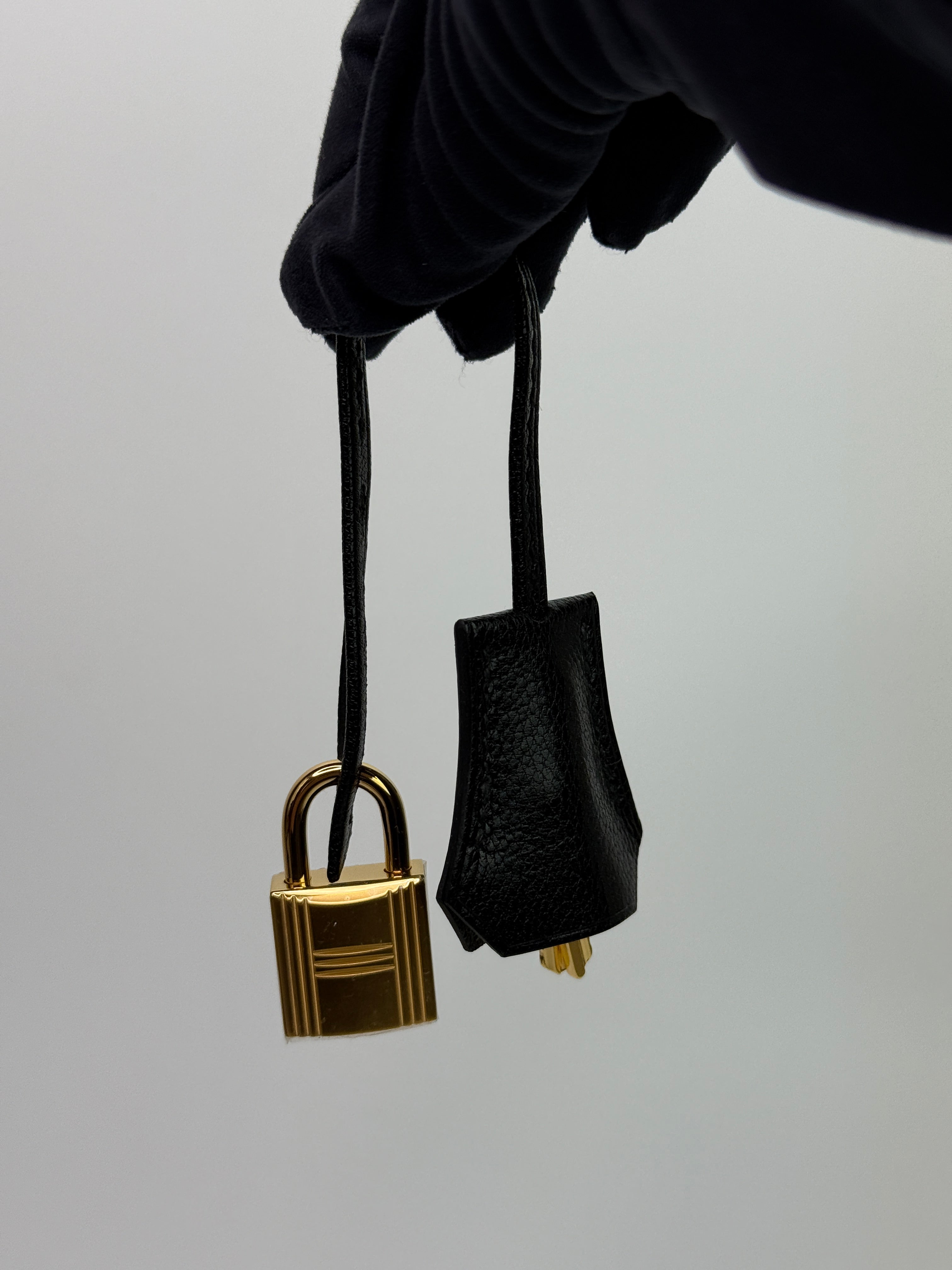 Hermès Kelly 25 Sellier In Black Chevre Chamilka Leather Yellow Gold Hardware