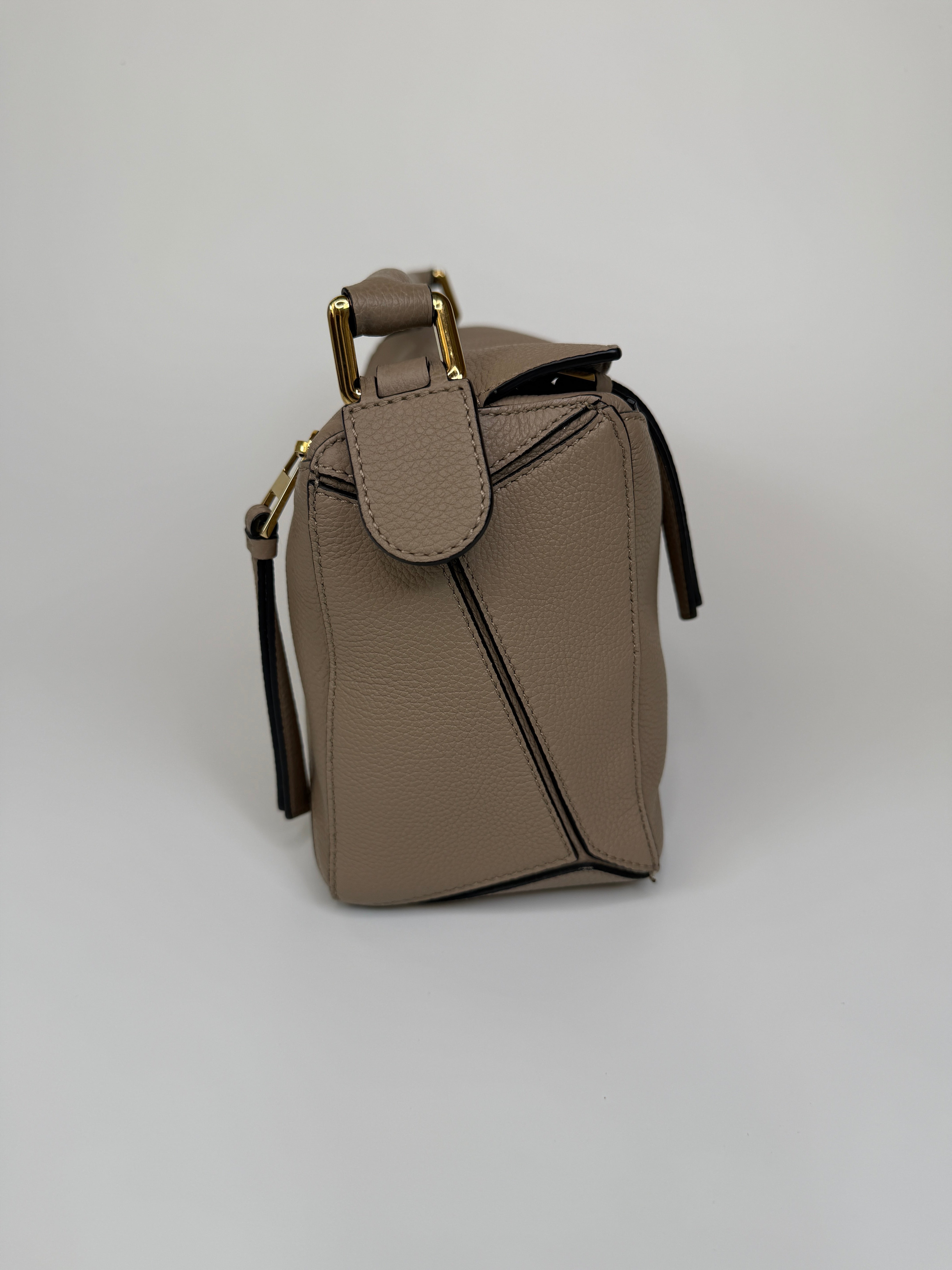 Authentic and preloved Loewe Small Puzzle bag In Taupe Calfskin Leather With Gold Hardware In Excellent Condition. 100% Authenticity guarantee