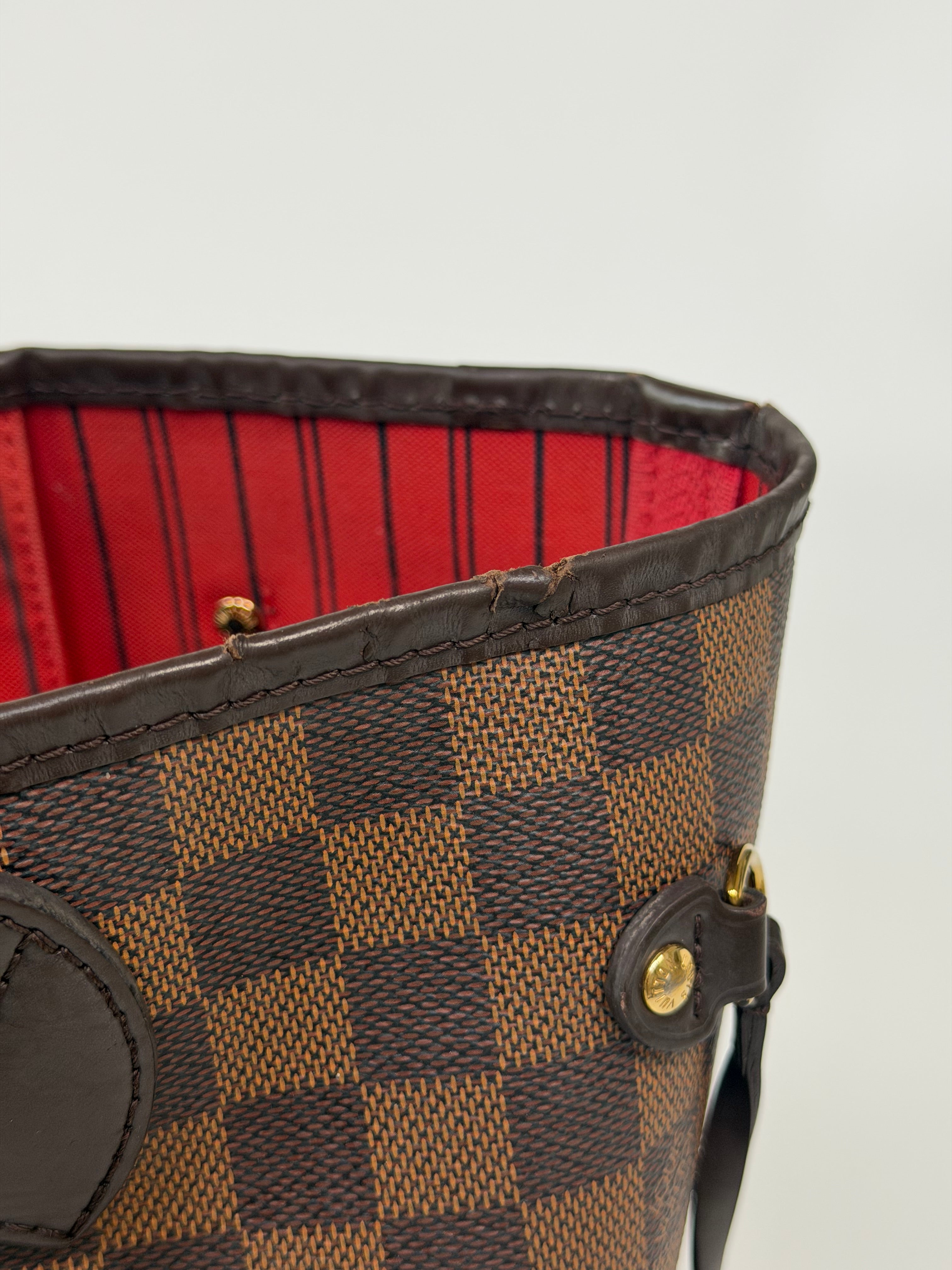 Louis Vuitton Neverfull MM In Damier Ebene Canvas Gold Hardware. Authentic and preloved in very good condition. Verified by Luxe Cheshire. 100% guarantee