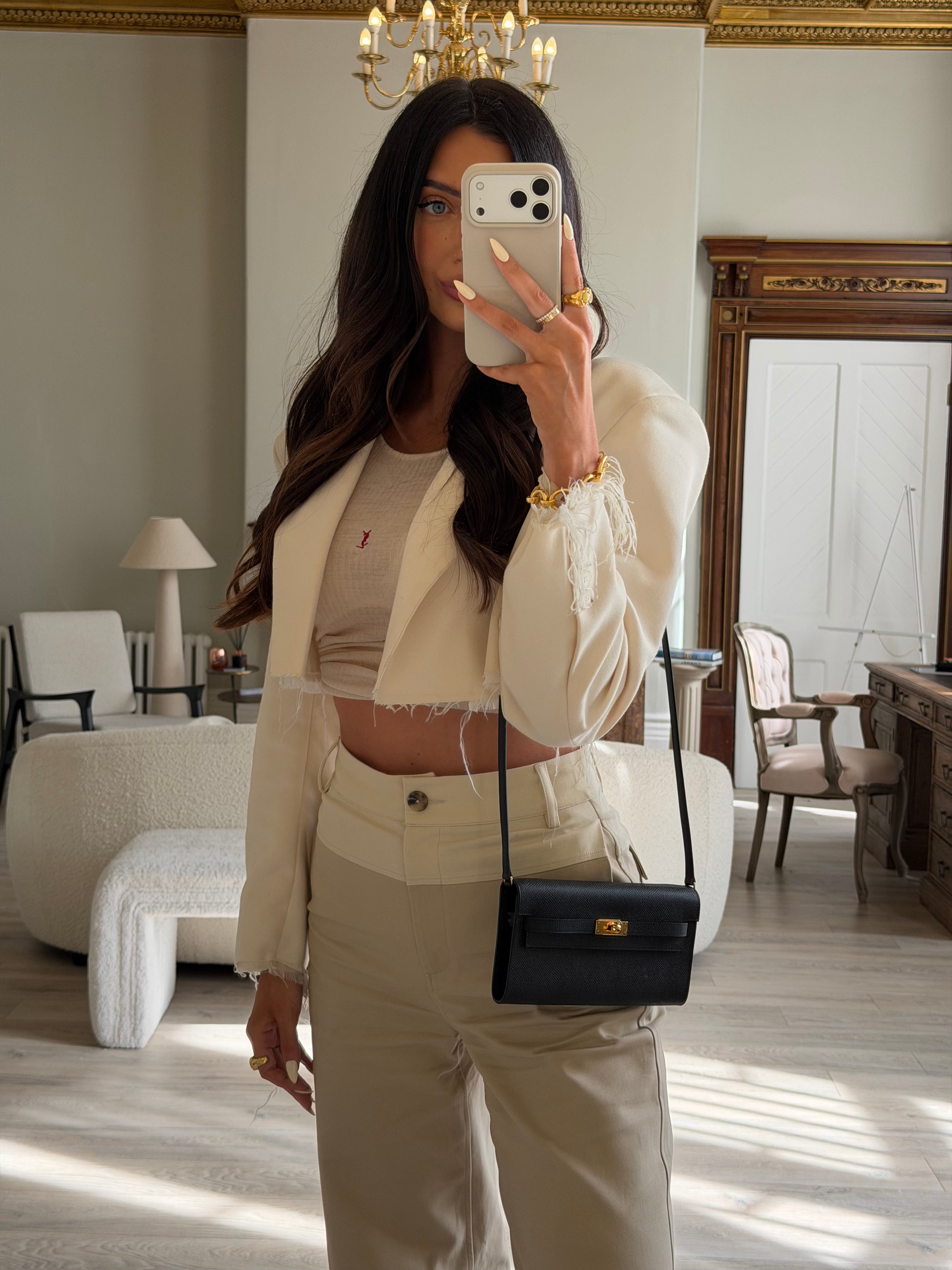 Authentic and preloved Hermès Kelly To Go In Black Epsom Leather With Gold Hardware. New Condition 100% Authenticity guarantee