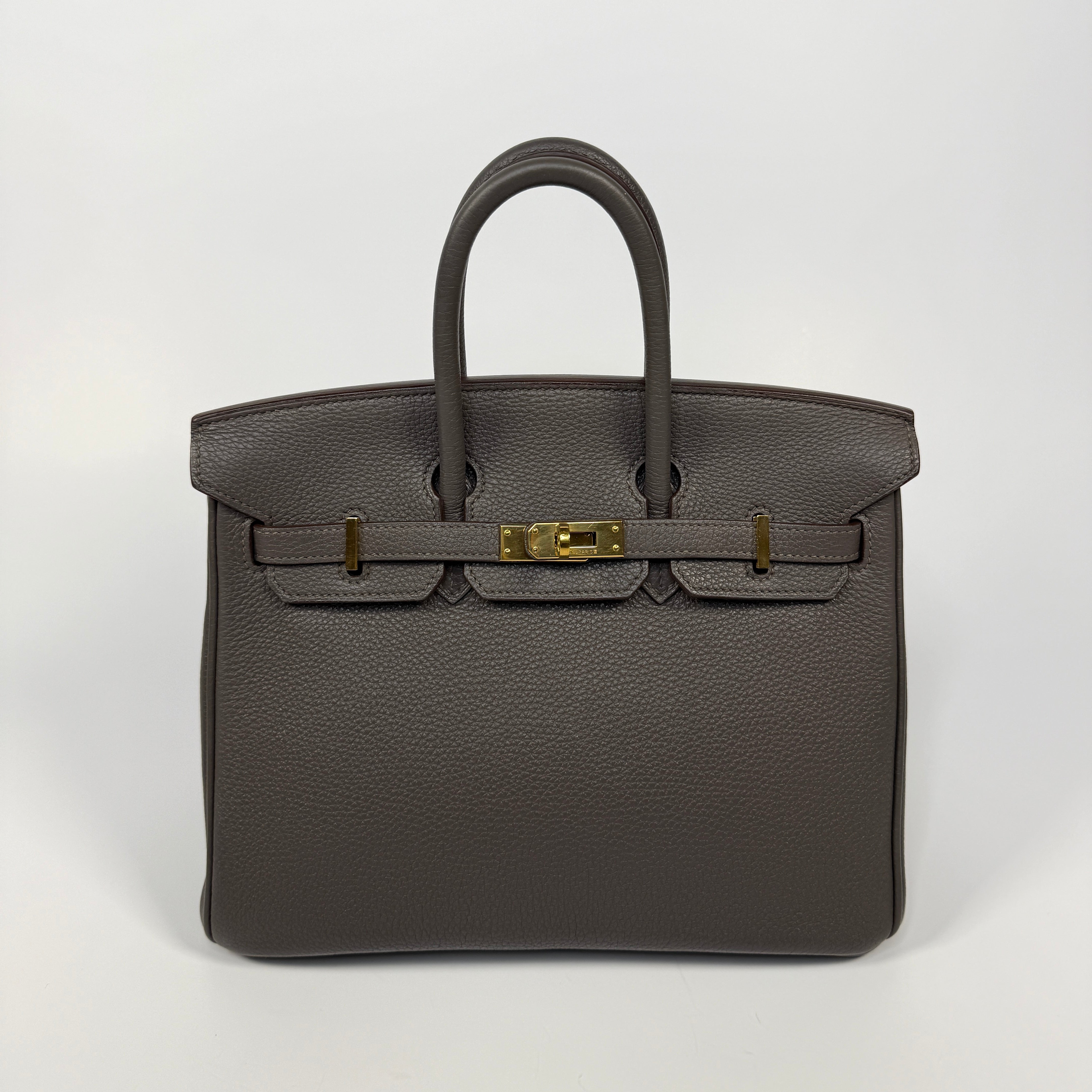 Hermès Birkin 25 In Etain Togo Leather With Gold Hardware. Authentic and pre loved. Excellent condition
