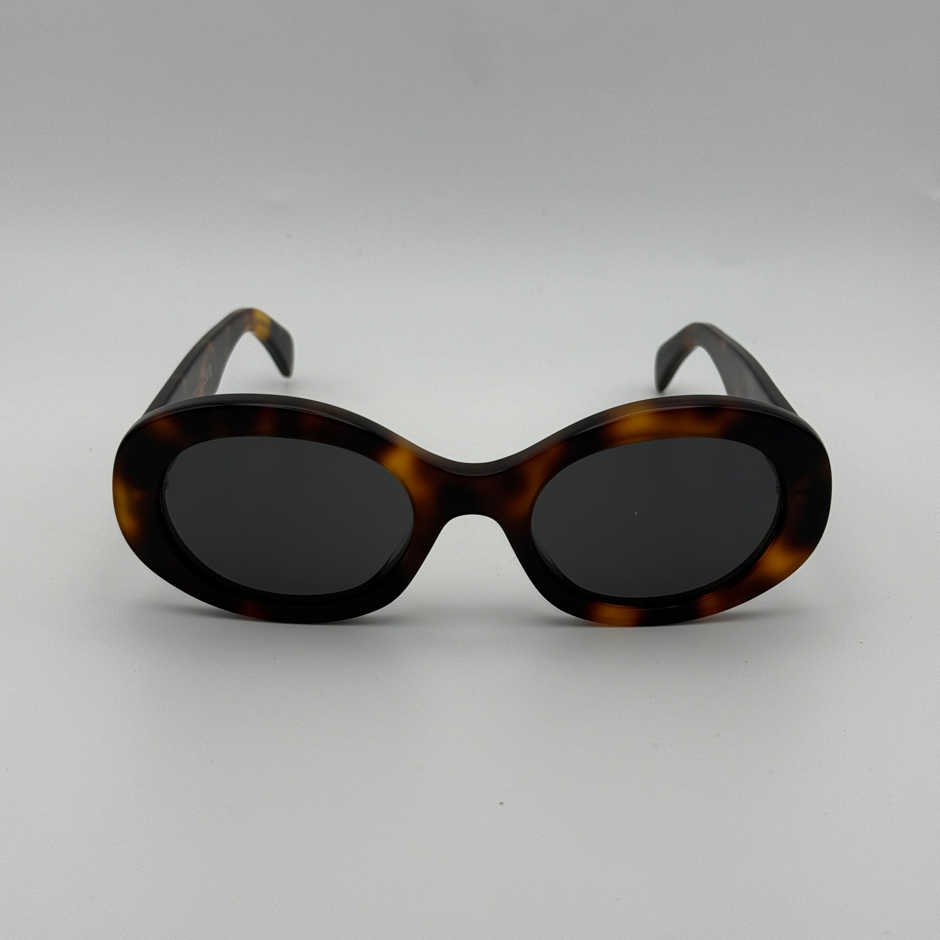 Authentic and preloved Celine CL40194U sunglasses. excellent condition, 100% Excellent condition