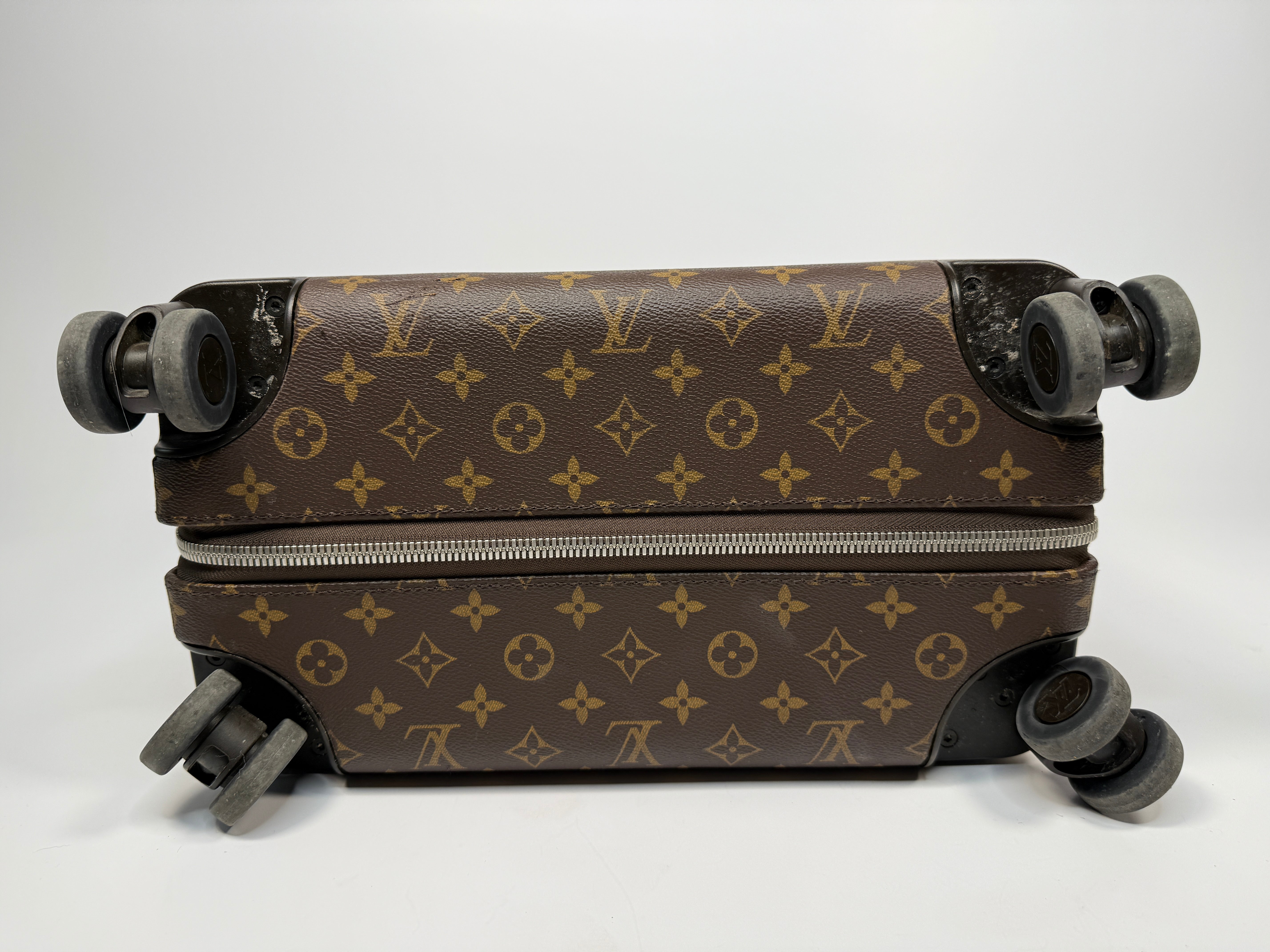 Louis Vuitton 50 Horizon Monogram Suitcase. Prevloved and Authentic In Very Goo Condition