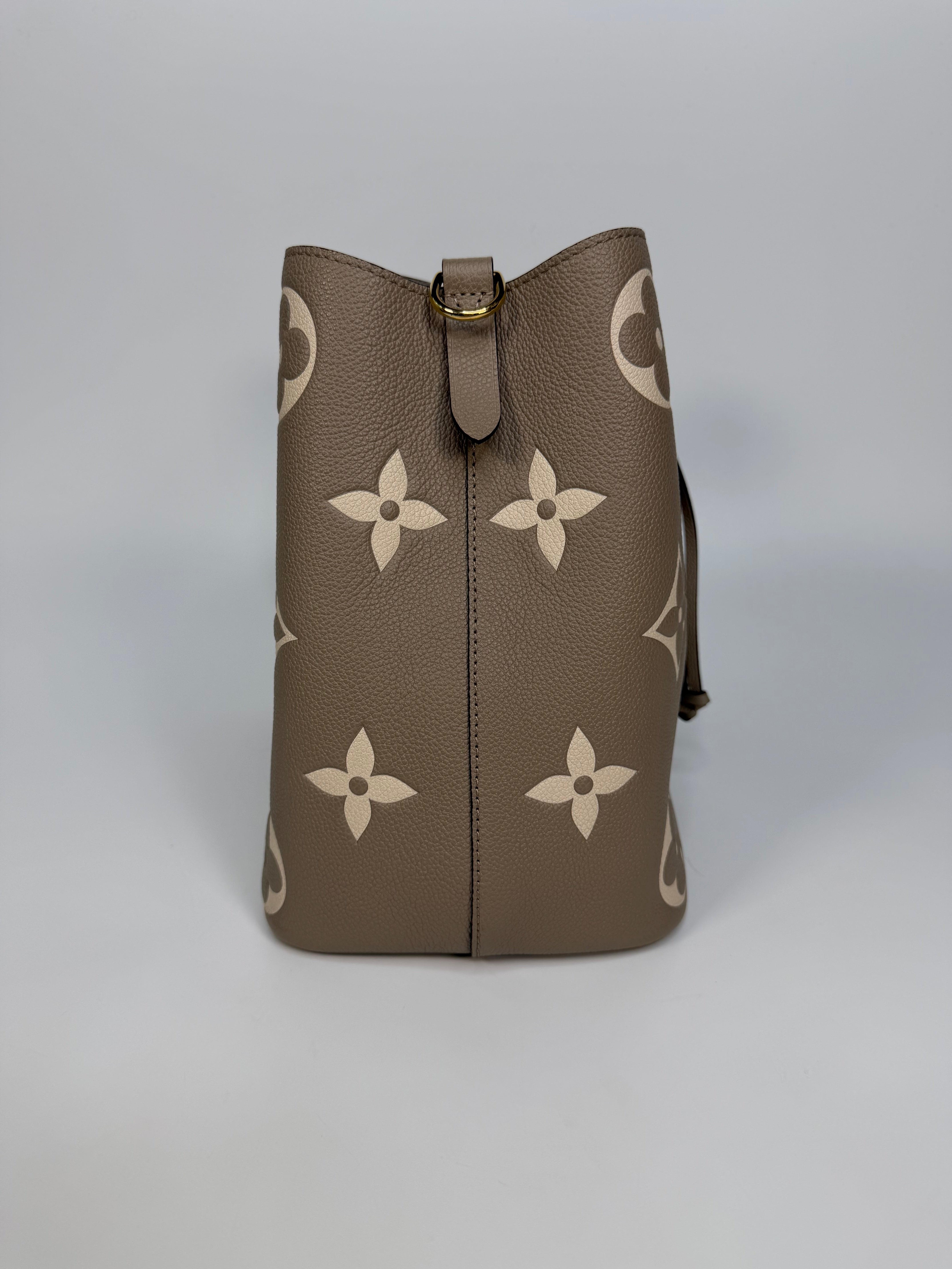 Louis Vuitton NéoNóe Bucket Bag MM Bi Colour Empereinte. Authentic and preloved in excellent condition.