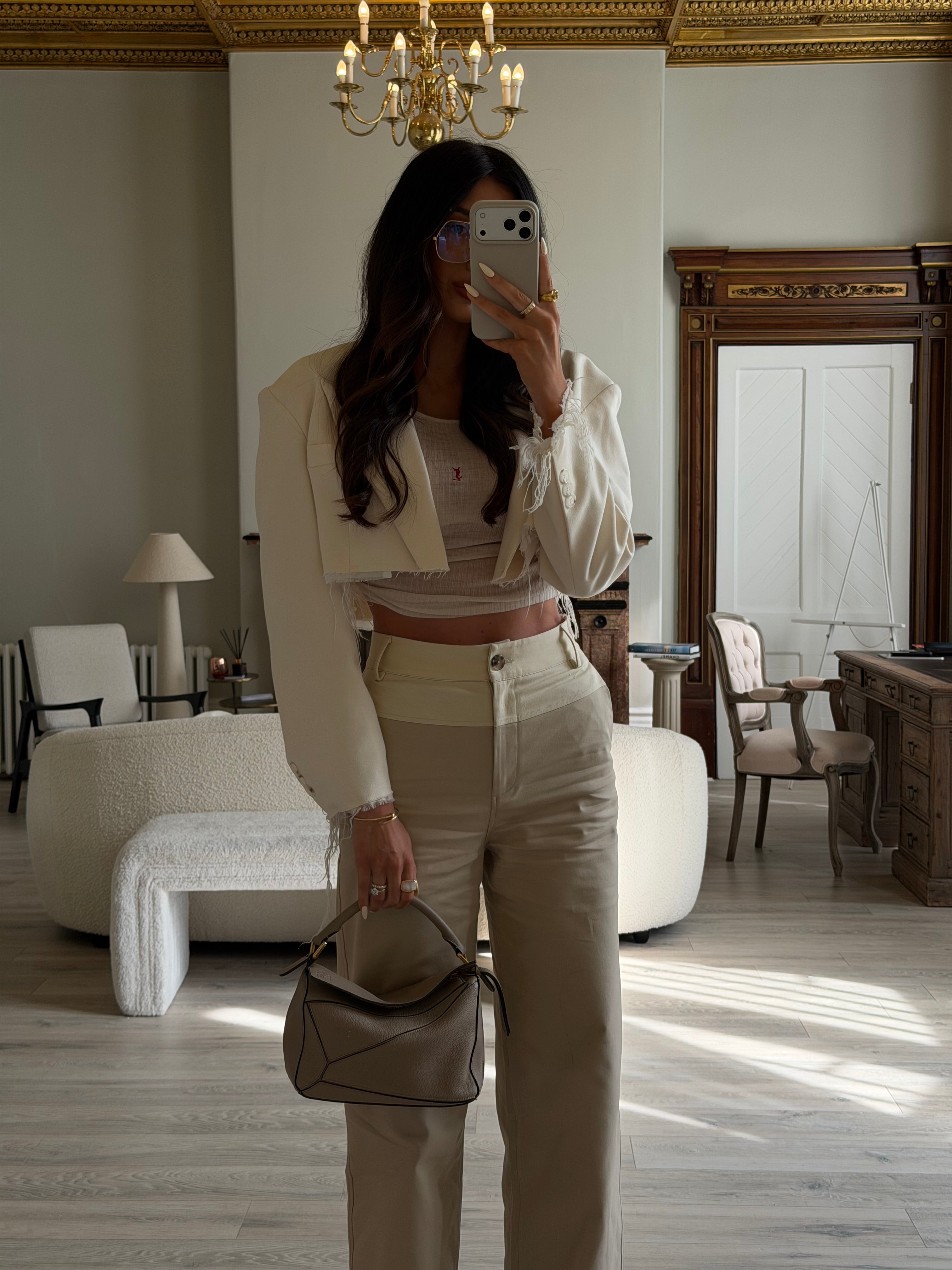 Authentic and preloved Loewe Small Puzzle bag In Taupe Calfskin Leather With Gold Hardware In Excellent Condition. 100% Authenticity guarantee