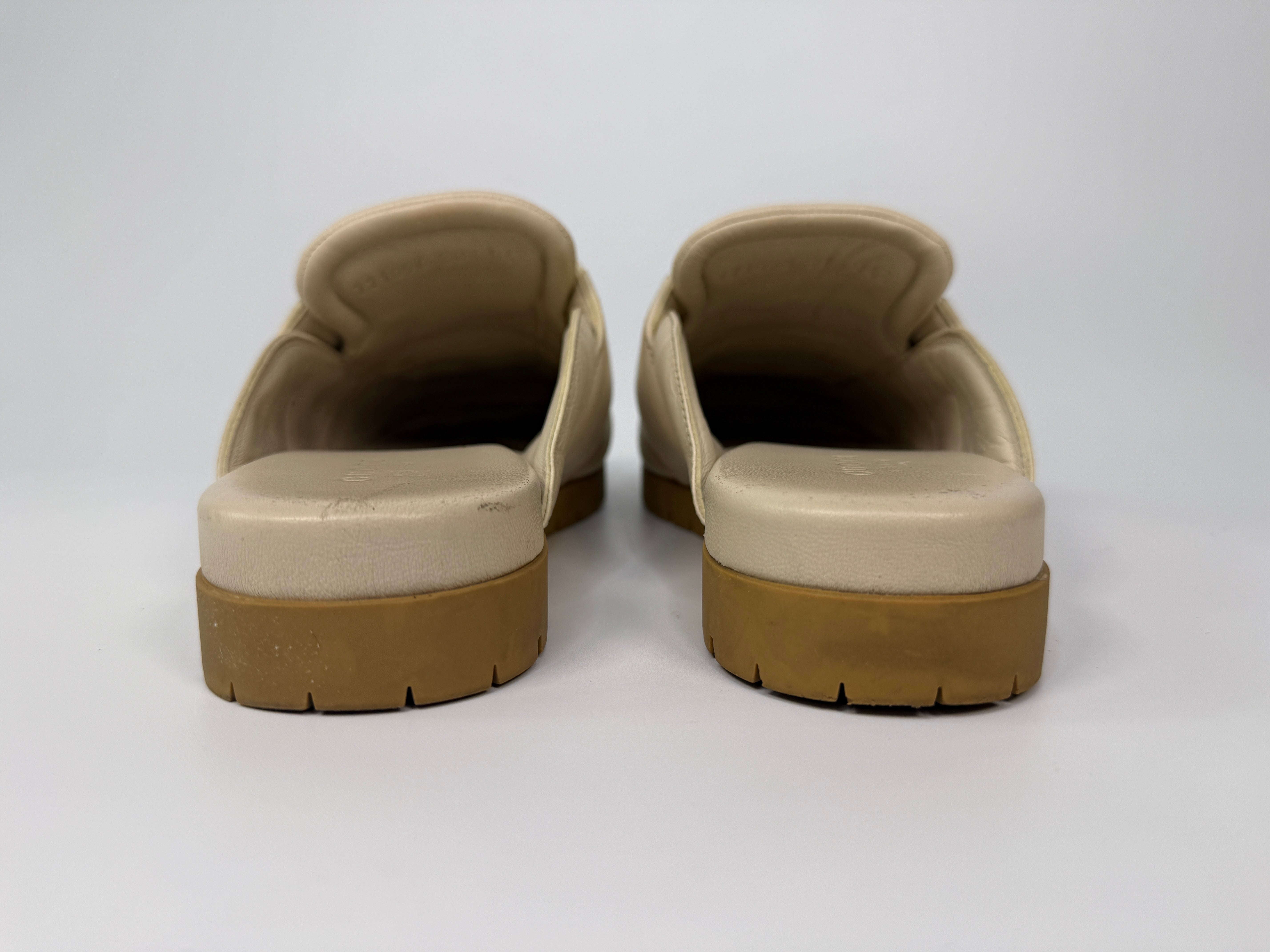 Gucci Mules In Ivory Leather in excellent condition.
Authentic Pre Loved Verified by Luxe Cheshire Trusted Designer resale