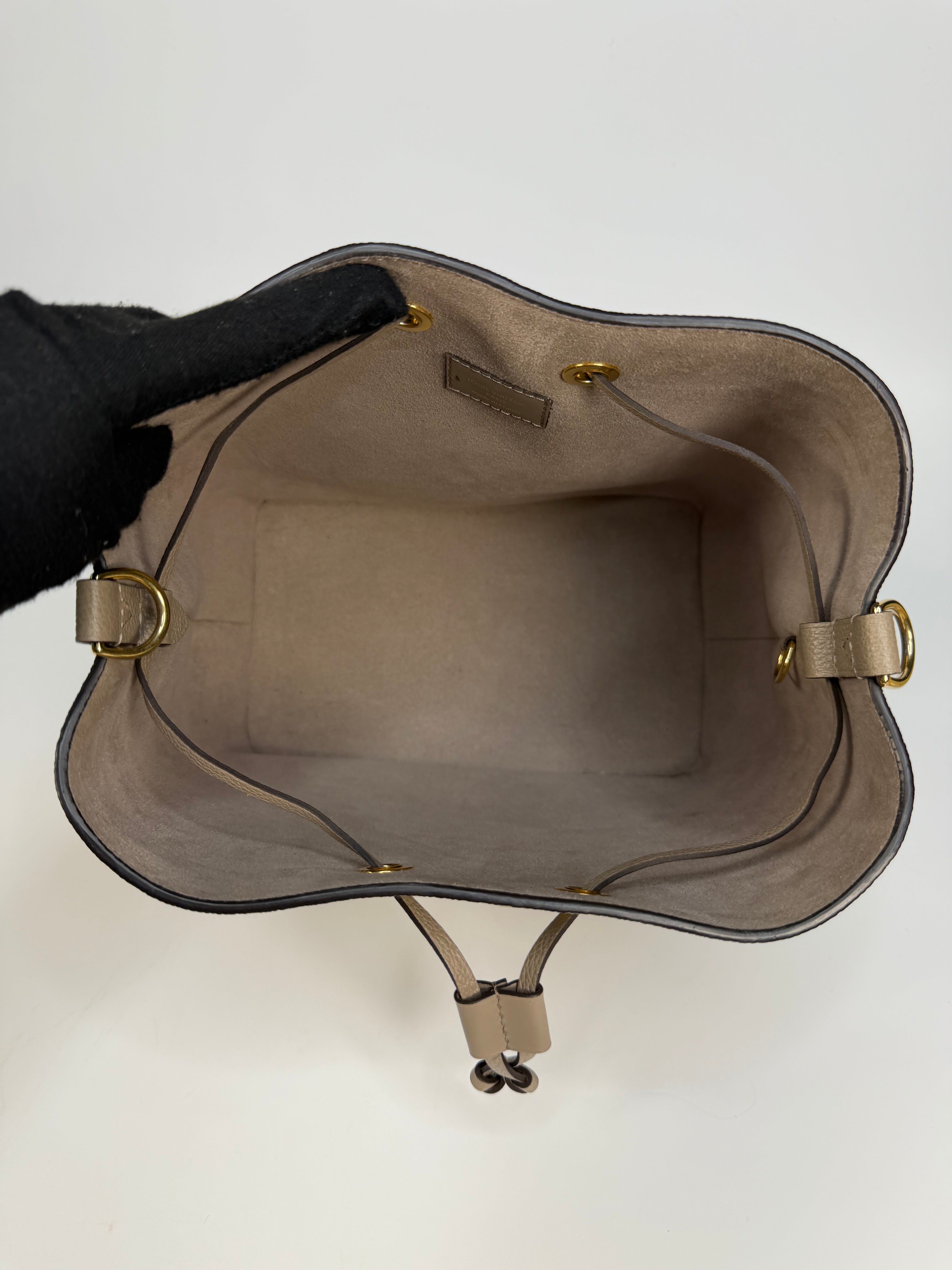 Louis Vuitton NéoNóe Bucket Bag MM Bi Colour Empereinte. Authentic and preloved in excellent condition.