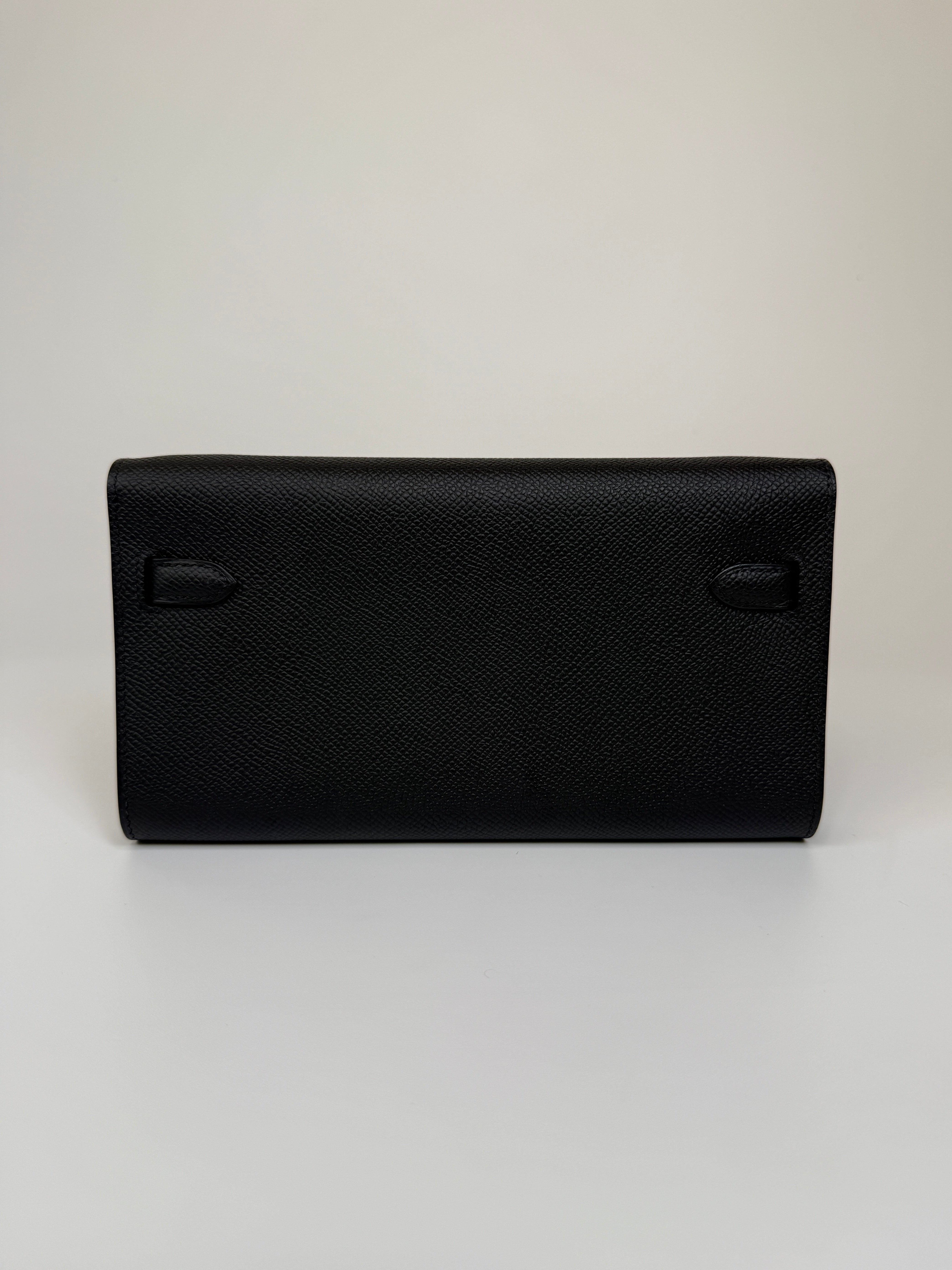 Authentic and preloved Hermès Kelly To Go In Black Epsom Leather With Gold Hardware. New Condition 100% Authenticity guarantee