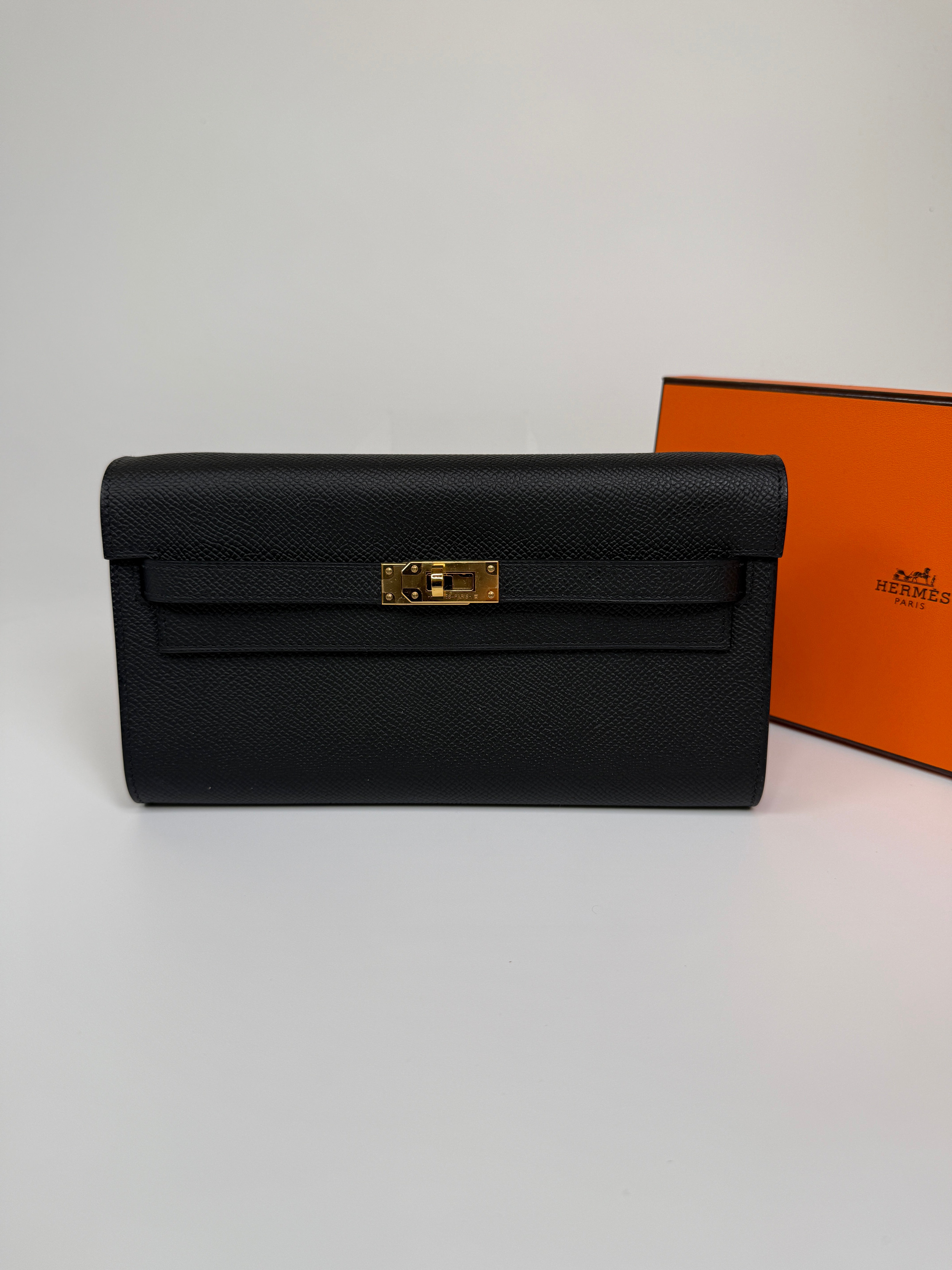 Authentic and preloved Hermès Kelly To Go In Black Epsom Leather With Gold Hardware. New Condition 100% Authenticity guarantee