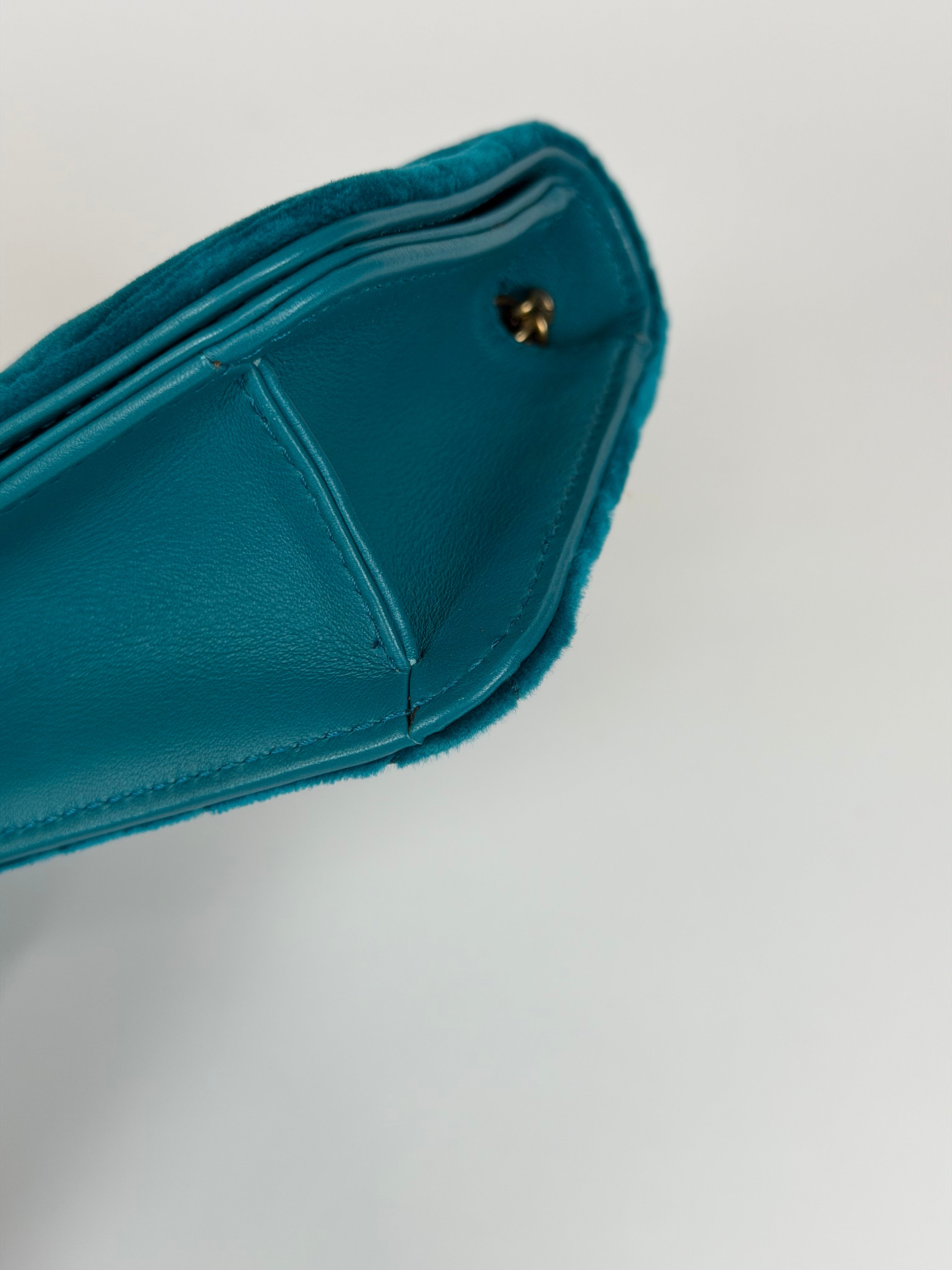 Gucci Wallet On Chain In Turquoise Velvet Excellent condition. Authentic and preloved. Insured next day delivery international shipping. Verified by Luxe Cheshire.
