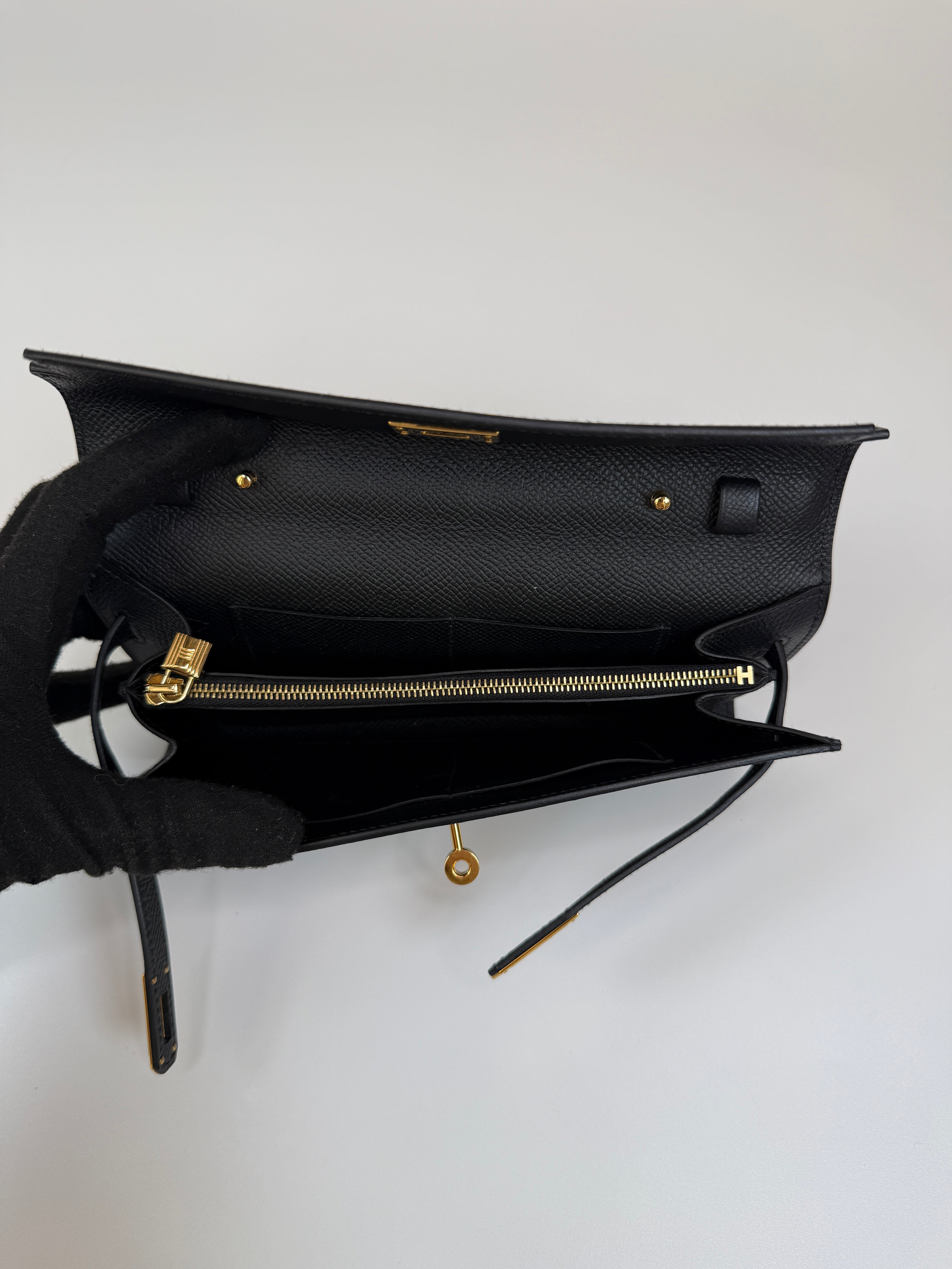 Authentic and preloved Hermès Kelly To Go In Black Epsom Leather With Gold Hardware. New Condition 100% Authenticity guarantee