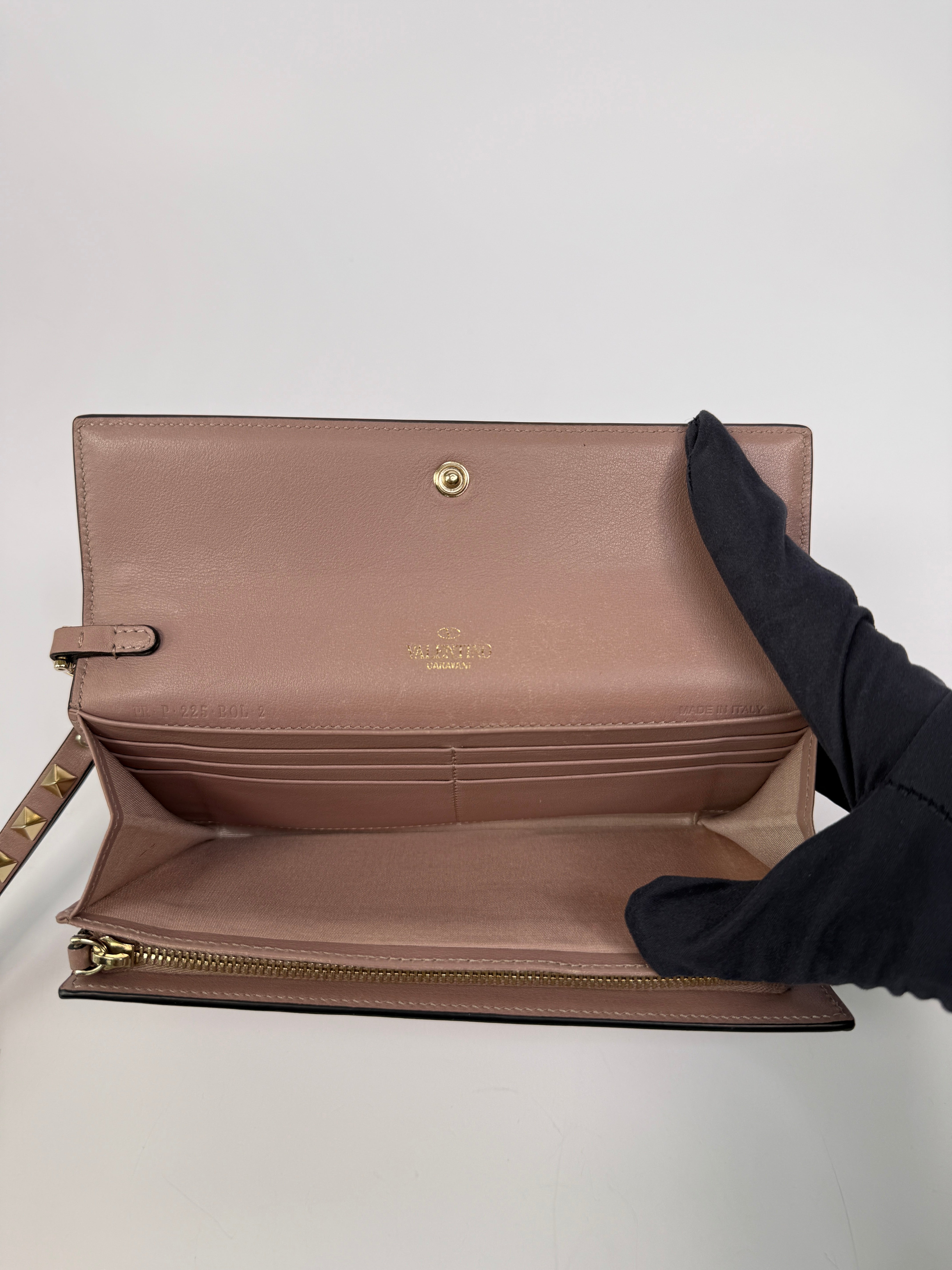 Valentino Garavani Poudre Rockstud Long Wallet