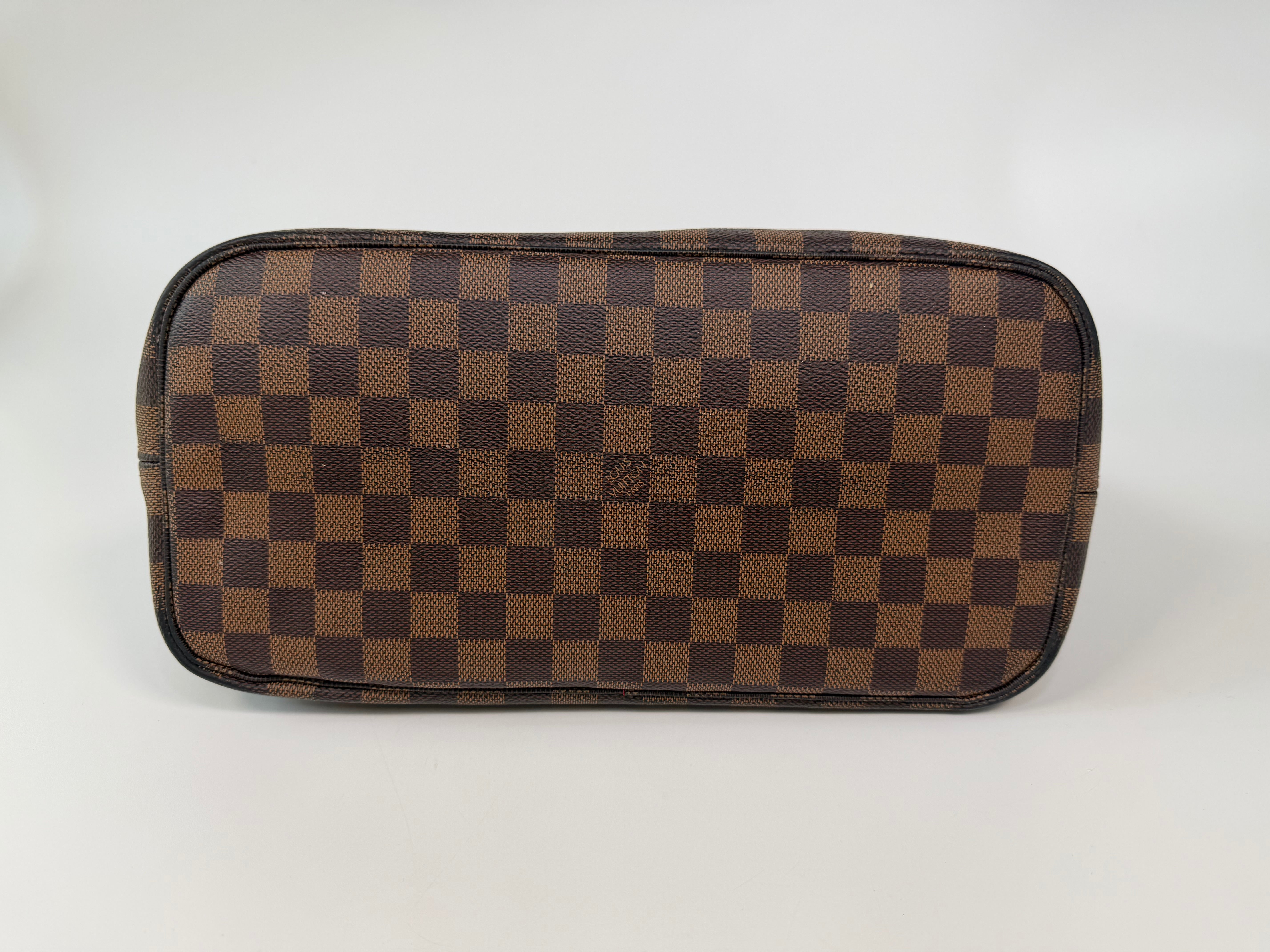 Louis Vuitton Neverfull MM In Damier Ebene Canvas Gold Hardware. Authentic and preloved in very good condition. Verified by Luxe Cheshire. 100% guarantee