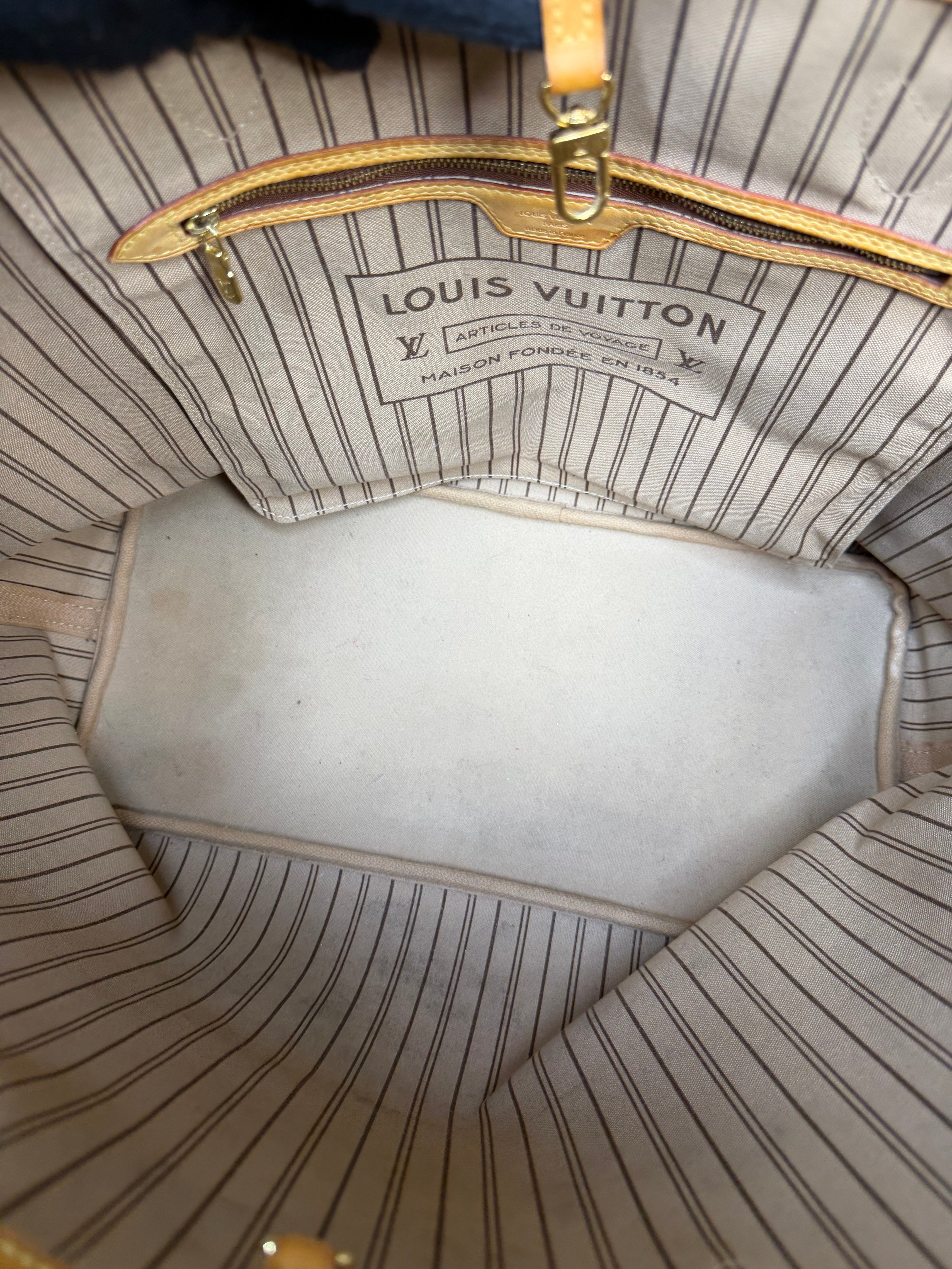 Louis Vuitton Neverfull GM Tote Bag In Monogram. Authentic and preloved in very good condition.