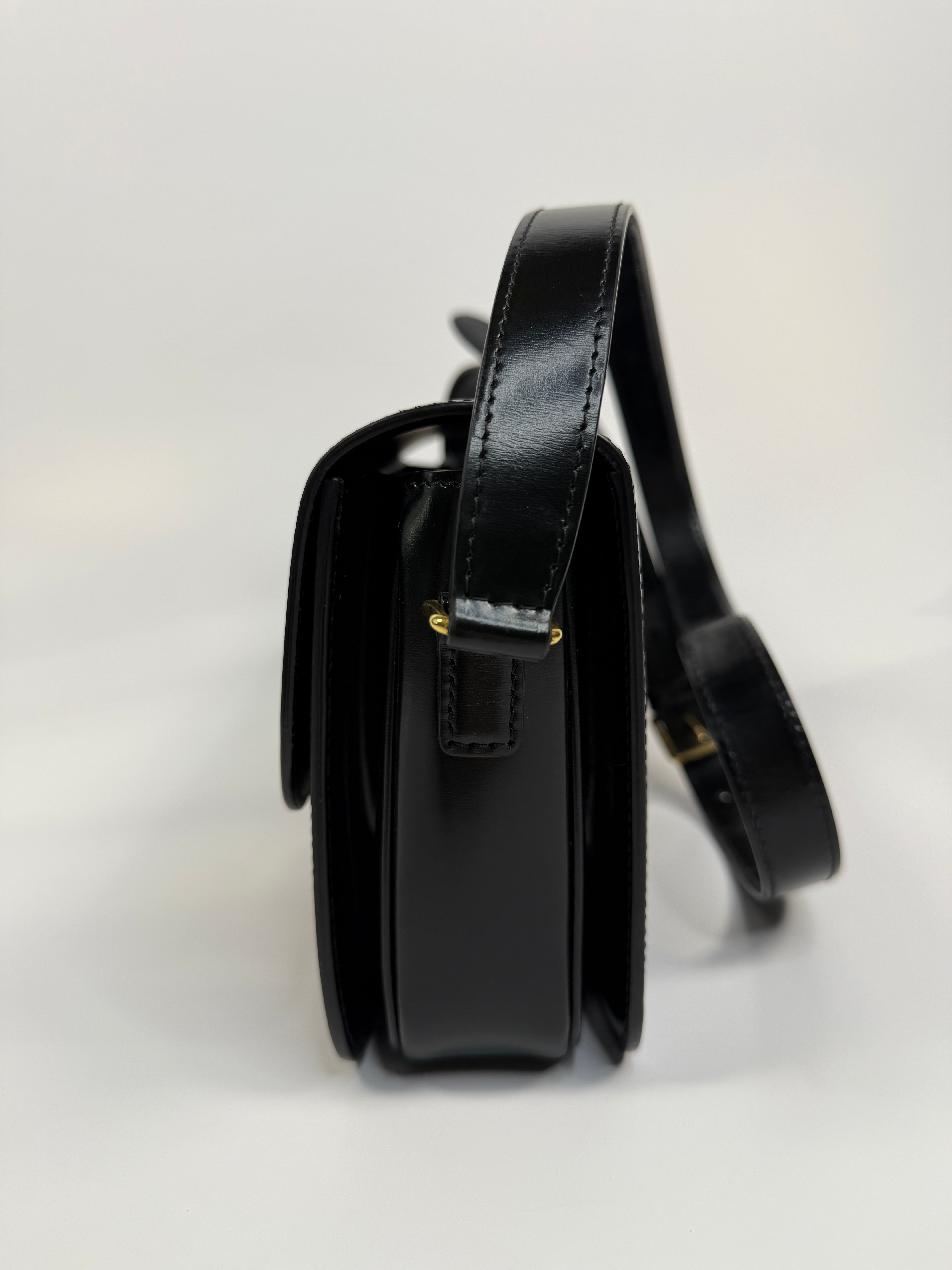 Celine Classique Medium Triomphe Bag In Black Calfskin With Gold Hardware In very good condition. Authentic and pre loved