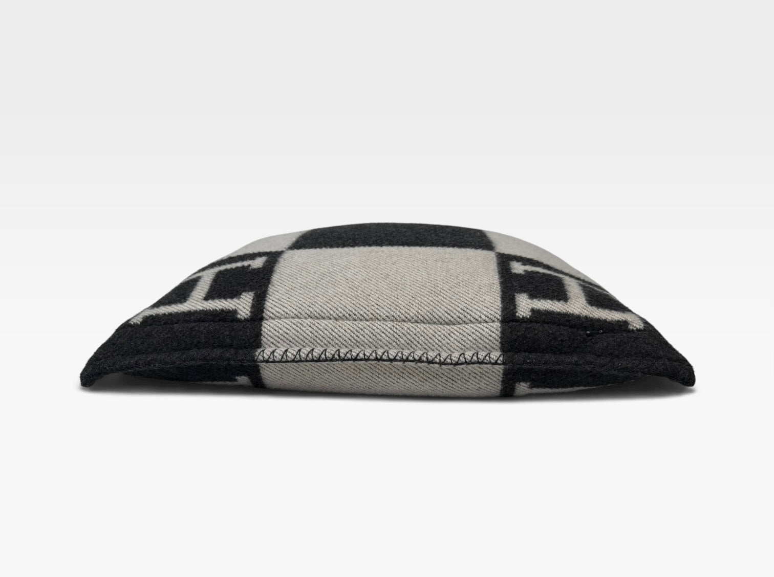 Hermès Avalon Cushion 50x50 In Ecru And Gris Foncé in excellent condition 100% authentic and preloved