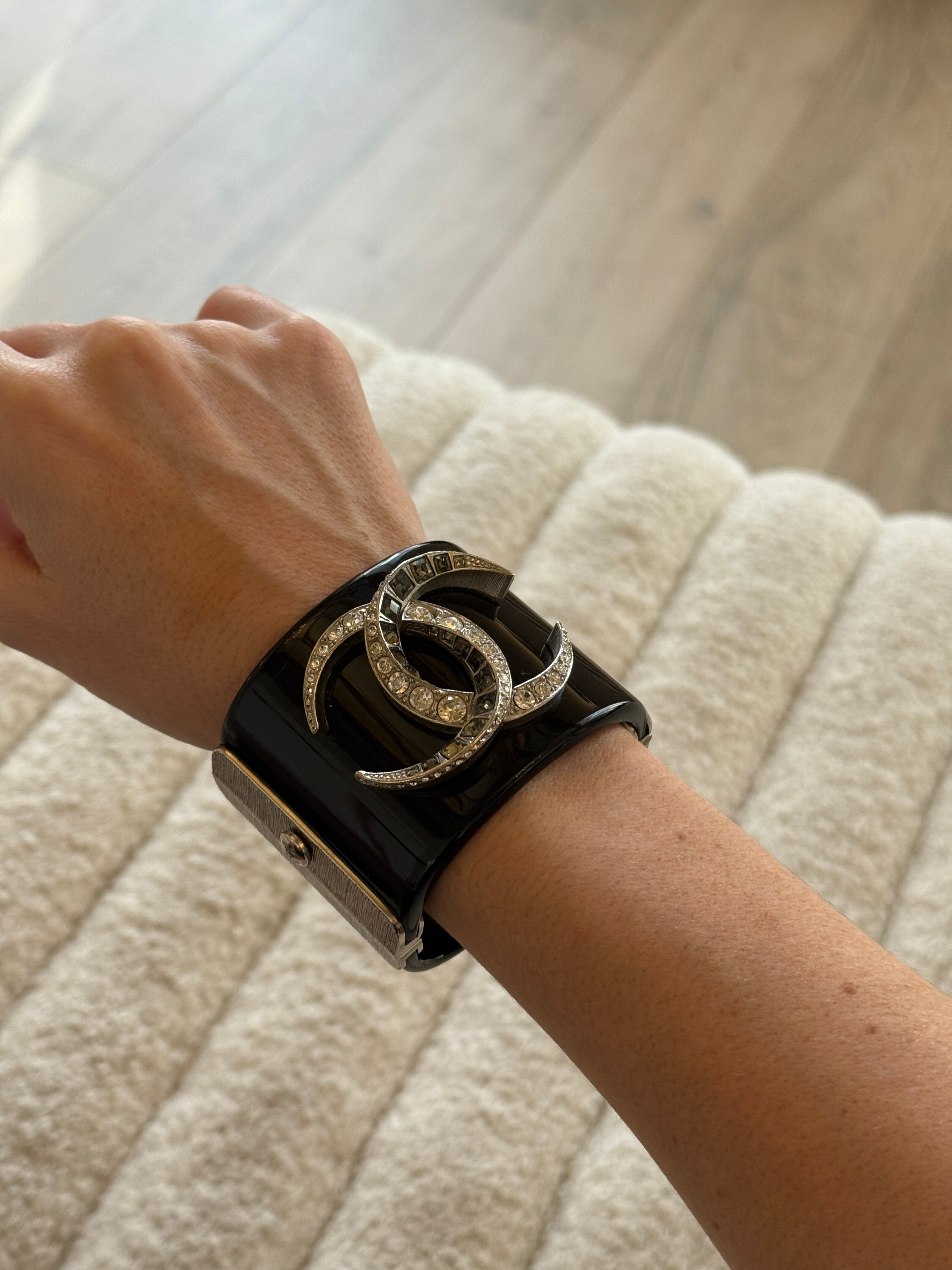 Chanel CC Cuff in black enamel and rhinestone 100% Authenticity guarantee in very good condition.