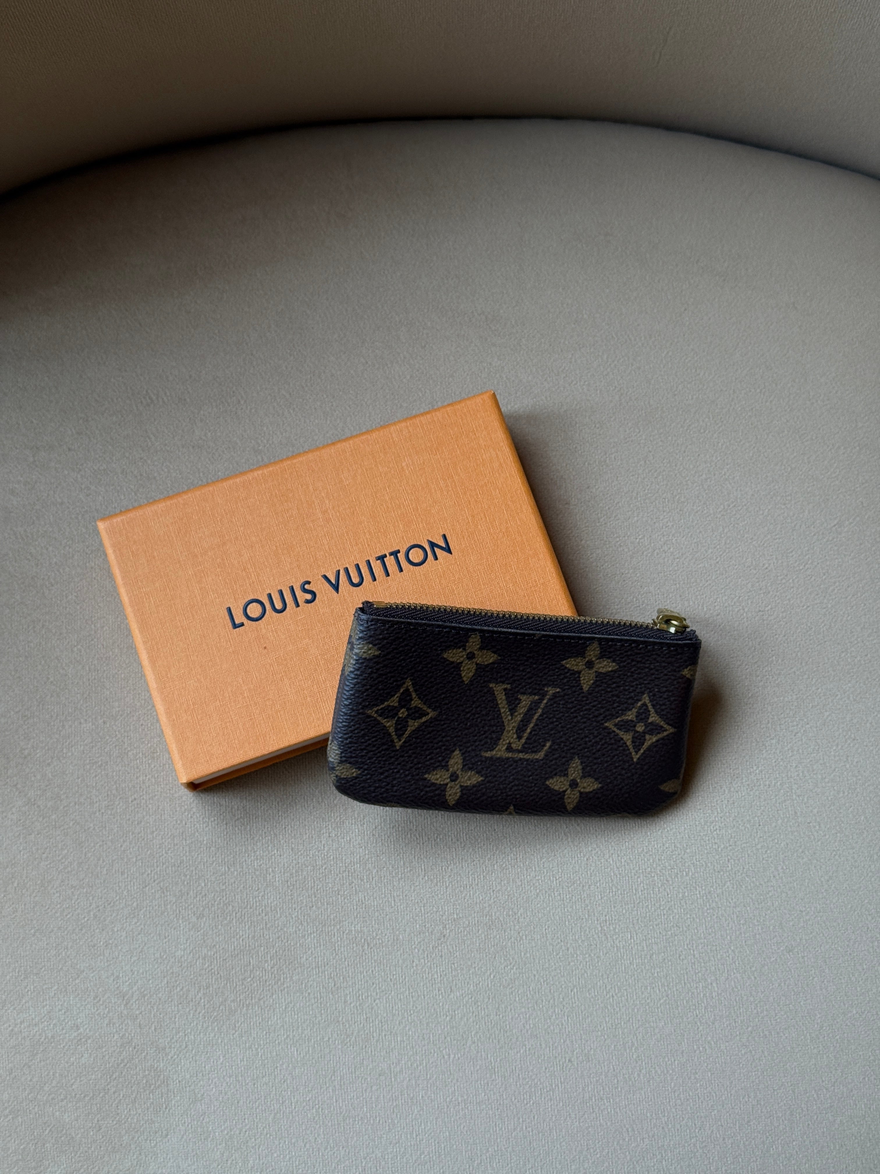 Louis Vuitton Key Cles Brown Monogram Gold Hardware. Excellent Condition. 100% Authenticity guarantee