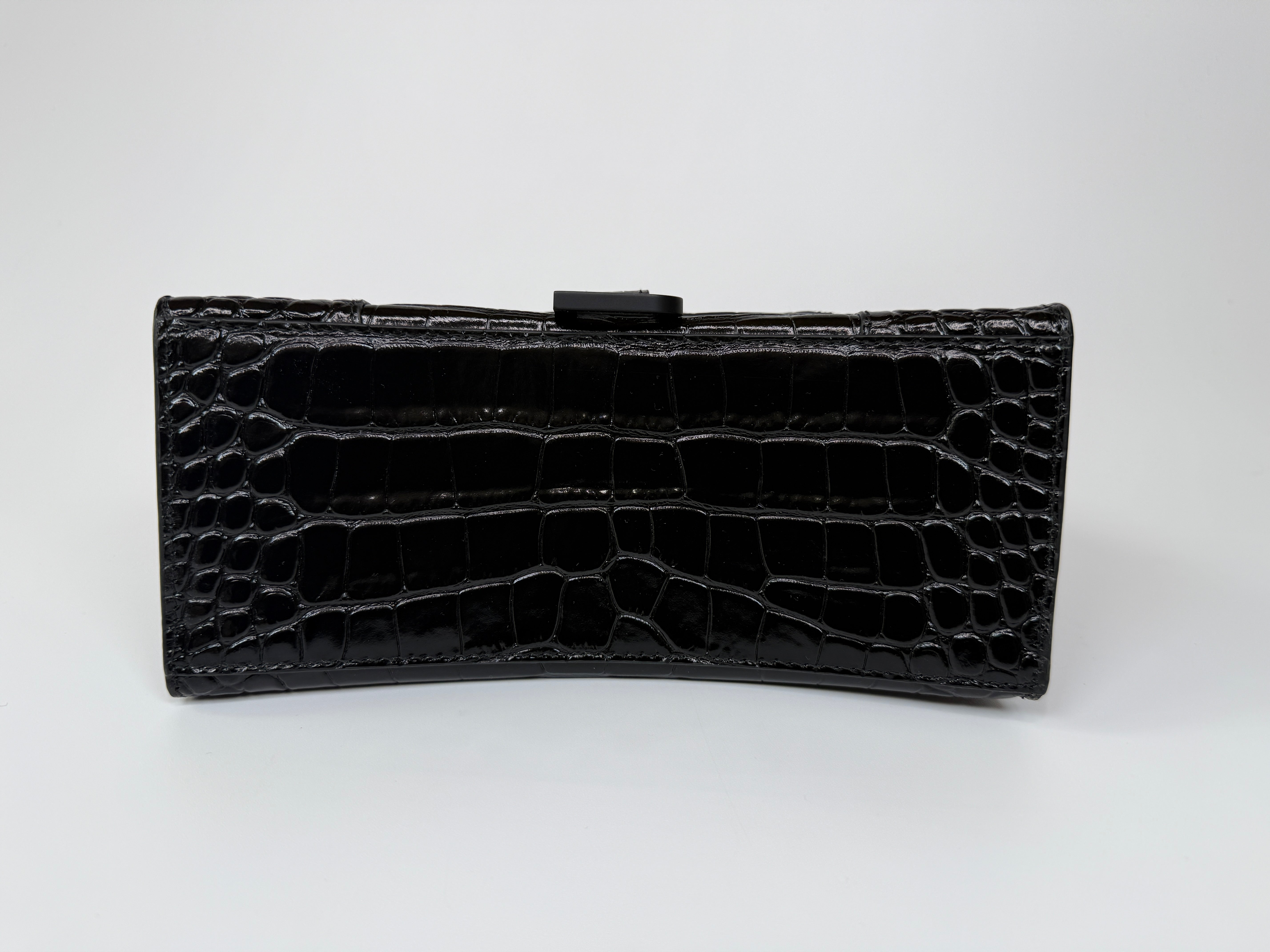 Balenciaga Small Croc Embossed Hourglass Bag In Black Leather With Black Hardware In excellent Condition.
Authentic Pre Loved Verified by Luxe Cheshire Trusted Designer resale