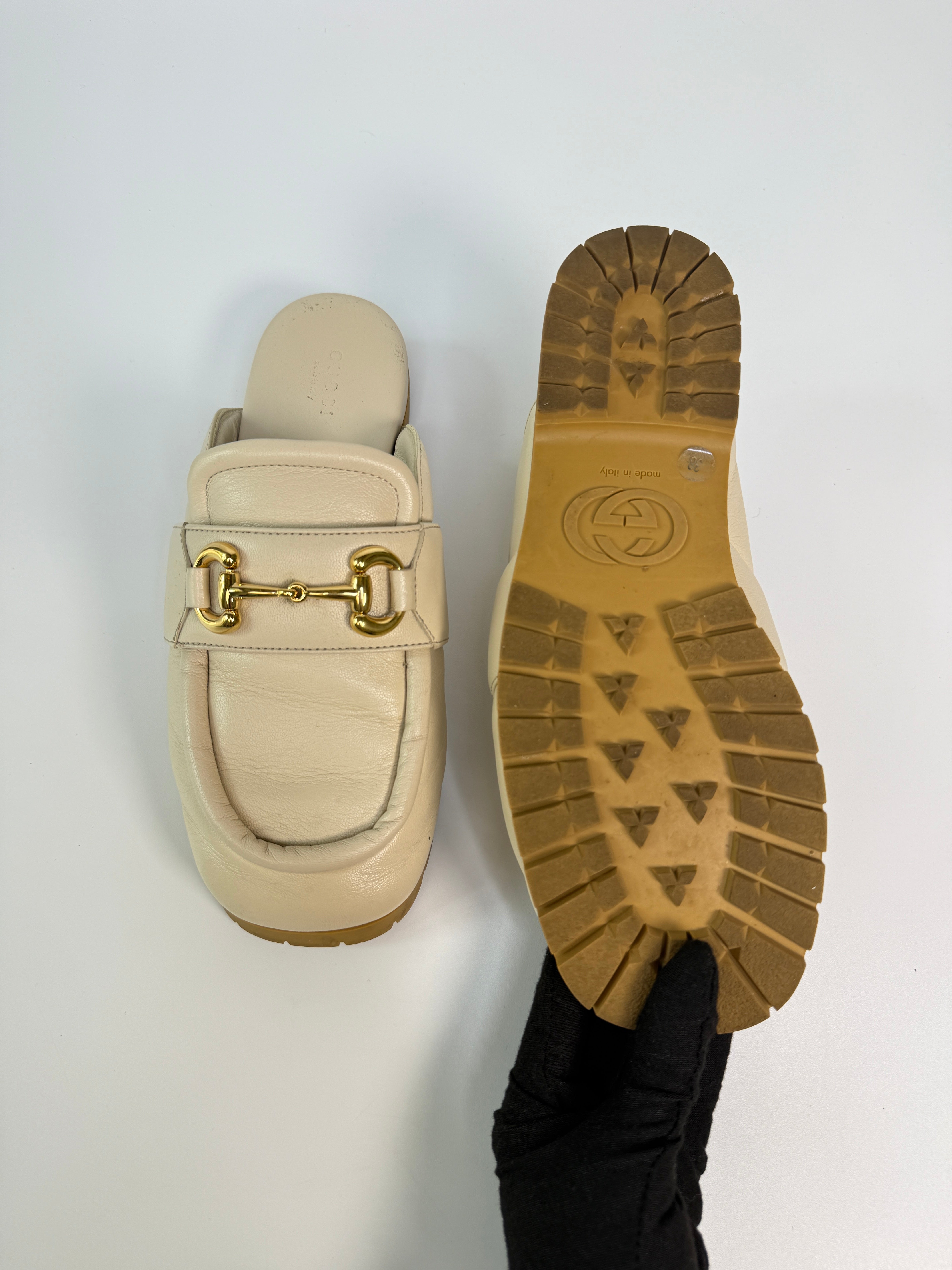 Gucci Mules In Ivory Leather in excellent condition.
Authentic Pre Loved Verified by Luxe Cheshire Trusted Designer resale