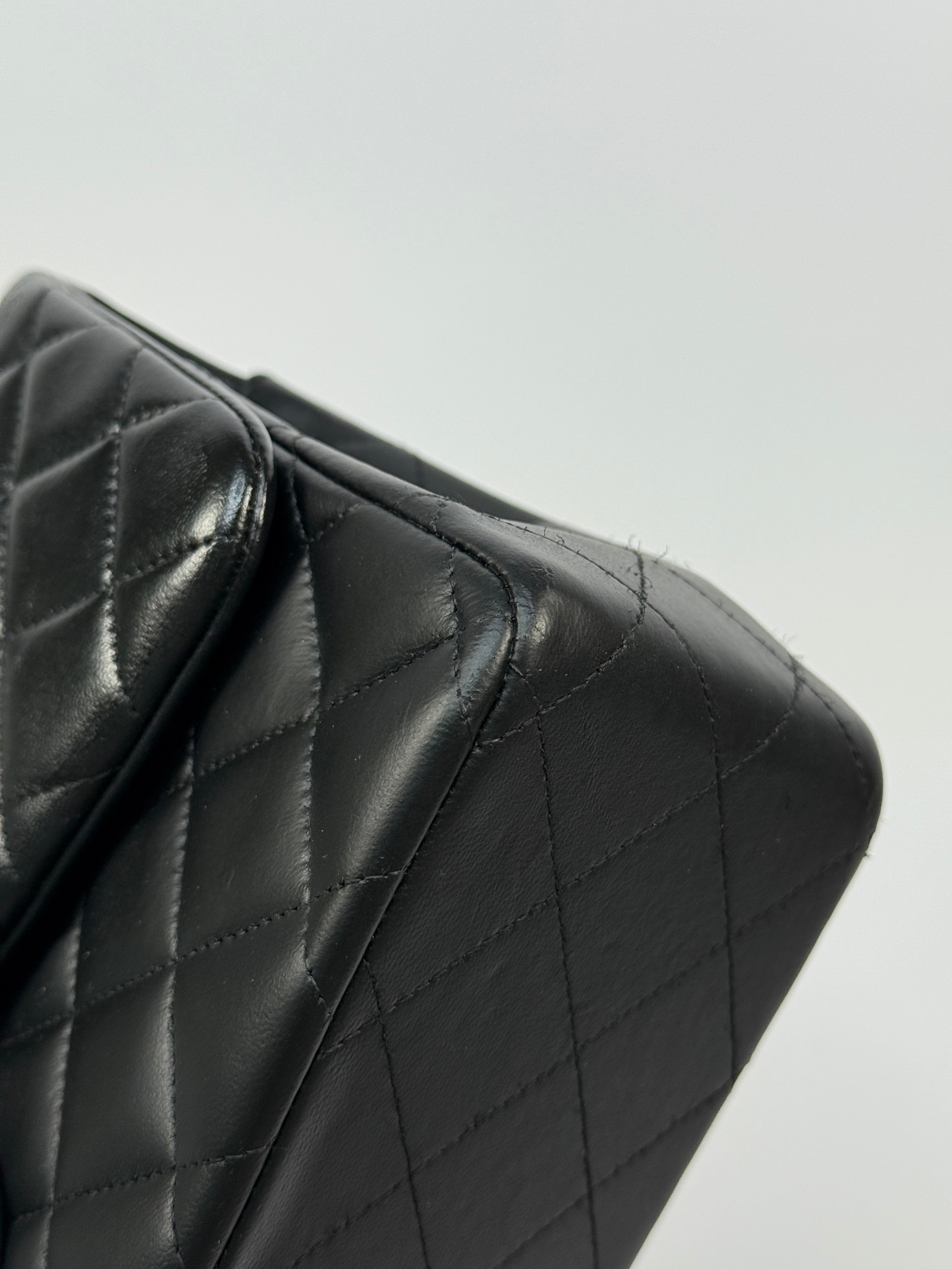 Chanel Jumbo Black Lambskin Leather With Gold Hardware
Pre Loved & Authentic