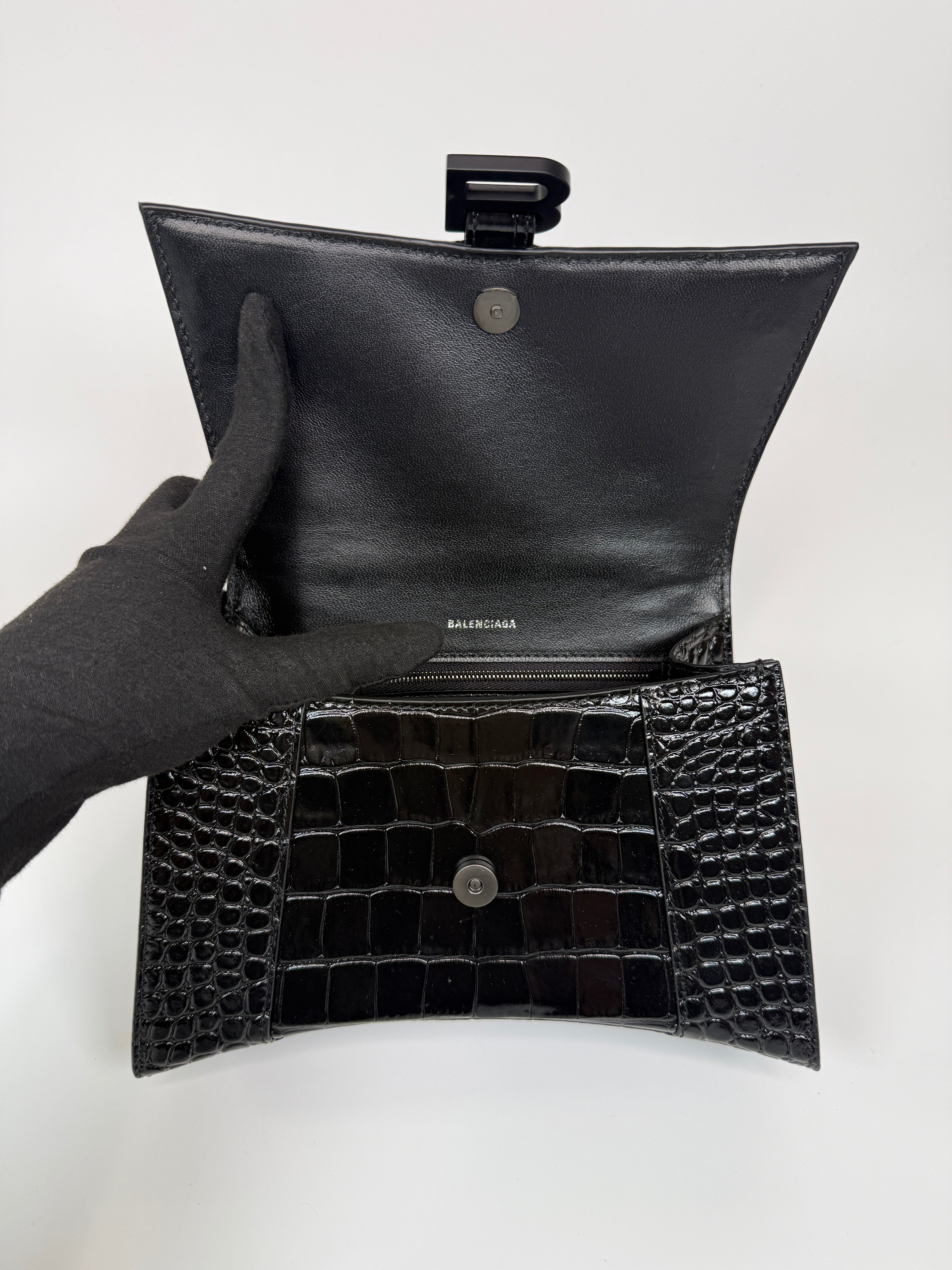 Balenciaga Small Croc Embossed Hourglass Bag In Black Leather With Black Hardware In excellent Condition.
Authentic Pre Loved Verified by Luxe Cheshire Trusted Designer resale