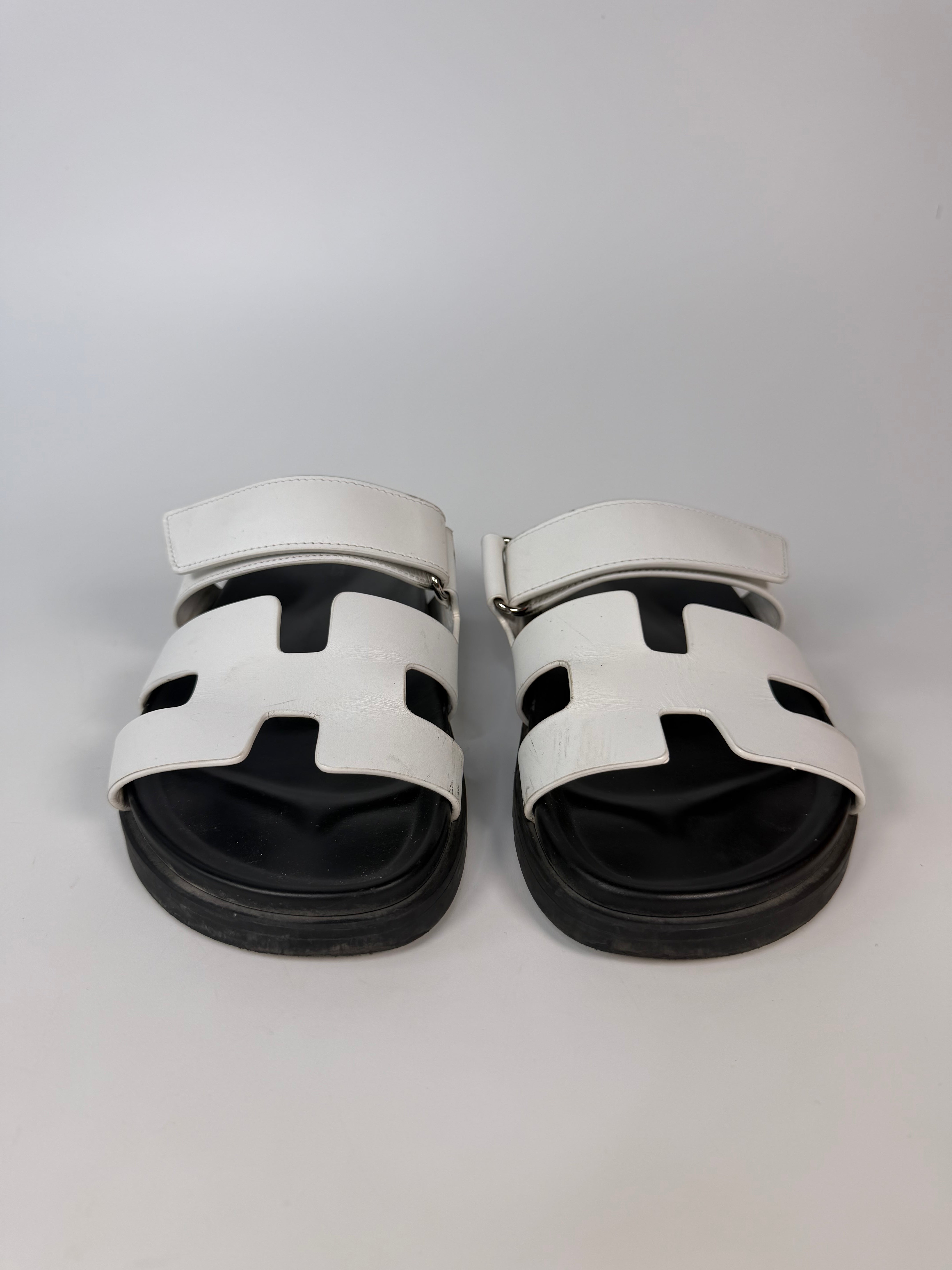 Hermès Chypre Sandals In White (Size 38/UK5) in very good condition 100% authentic and preloved