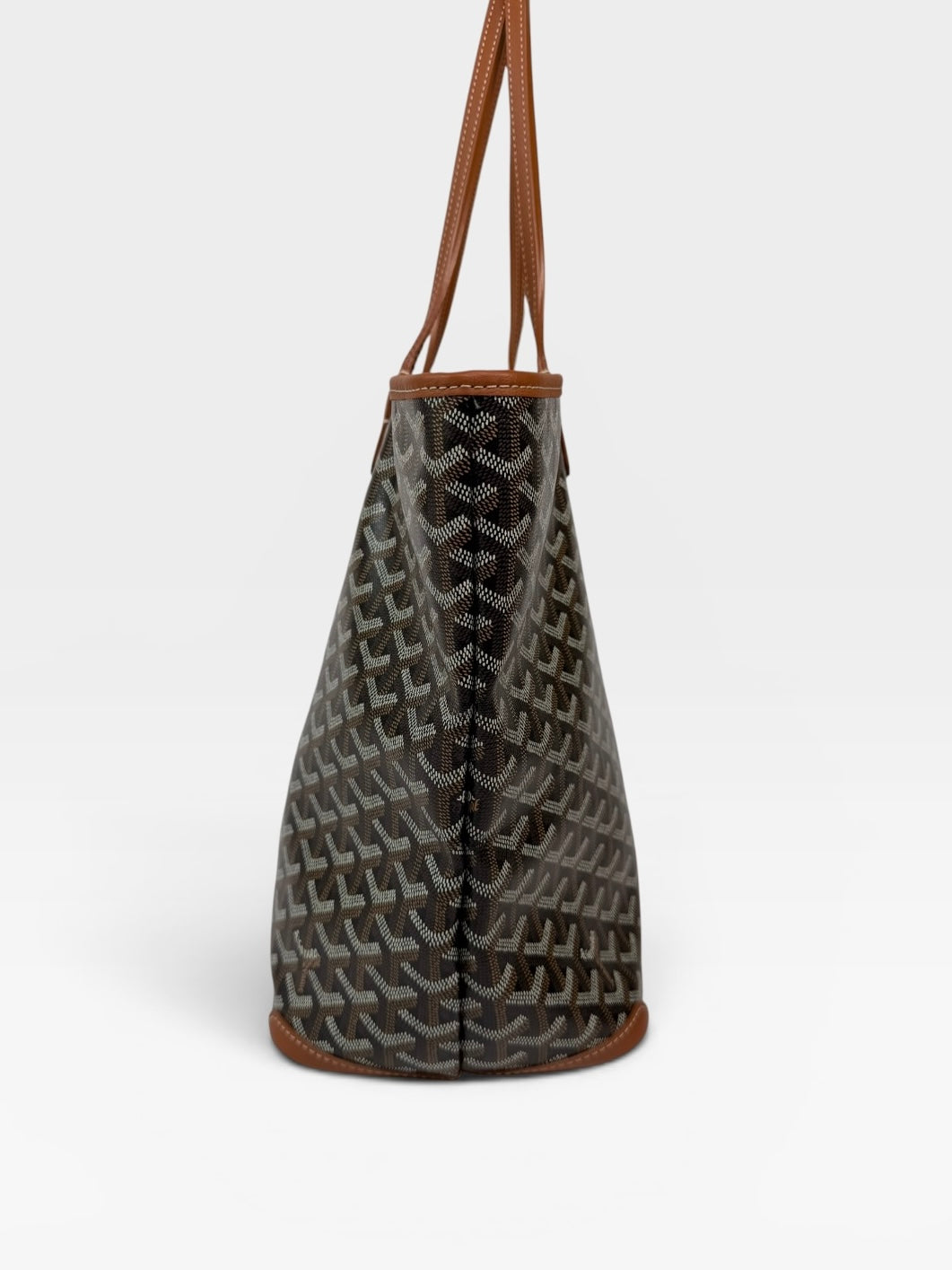 Goyard Artois MM Bag In Black Monogram. Authentic and preloved in excellent condition. 100% guarantee