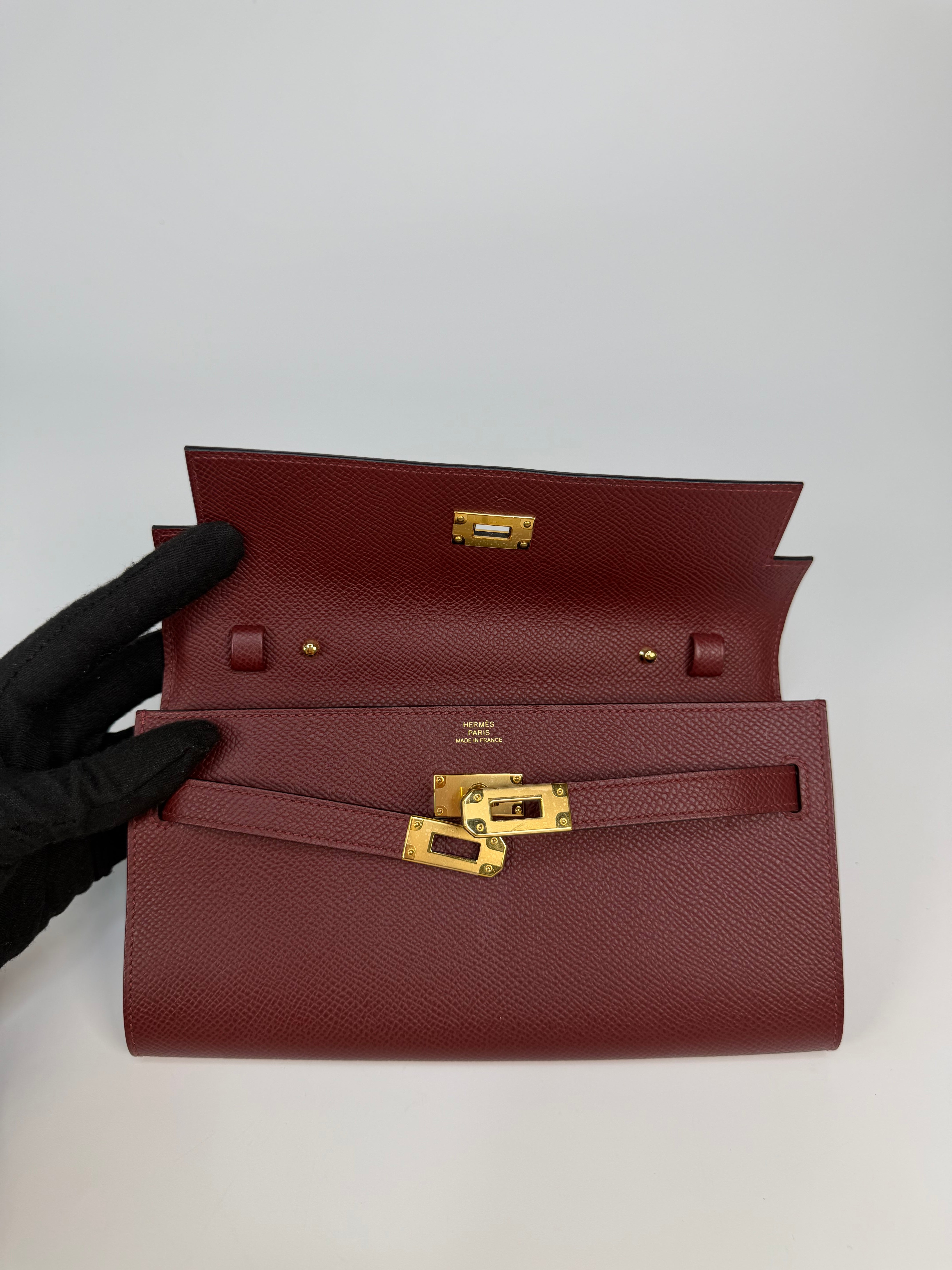 Hermès Kelly To Go In Burgundy Epsom Leather With Gold Hardware