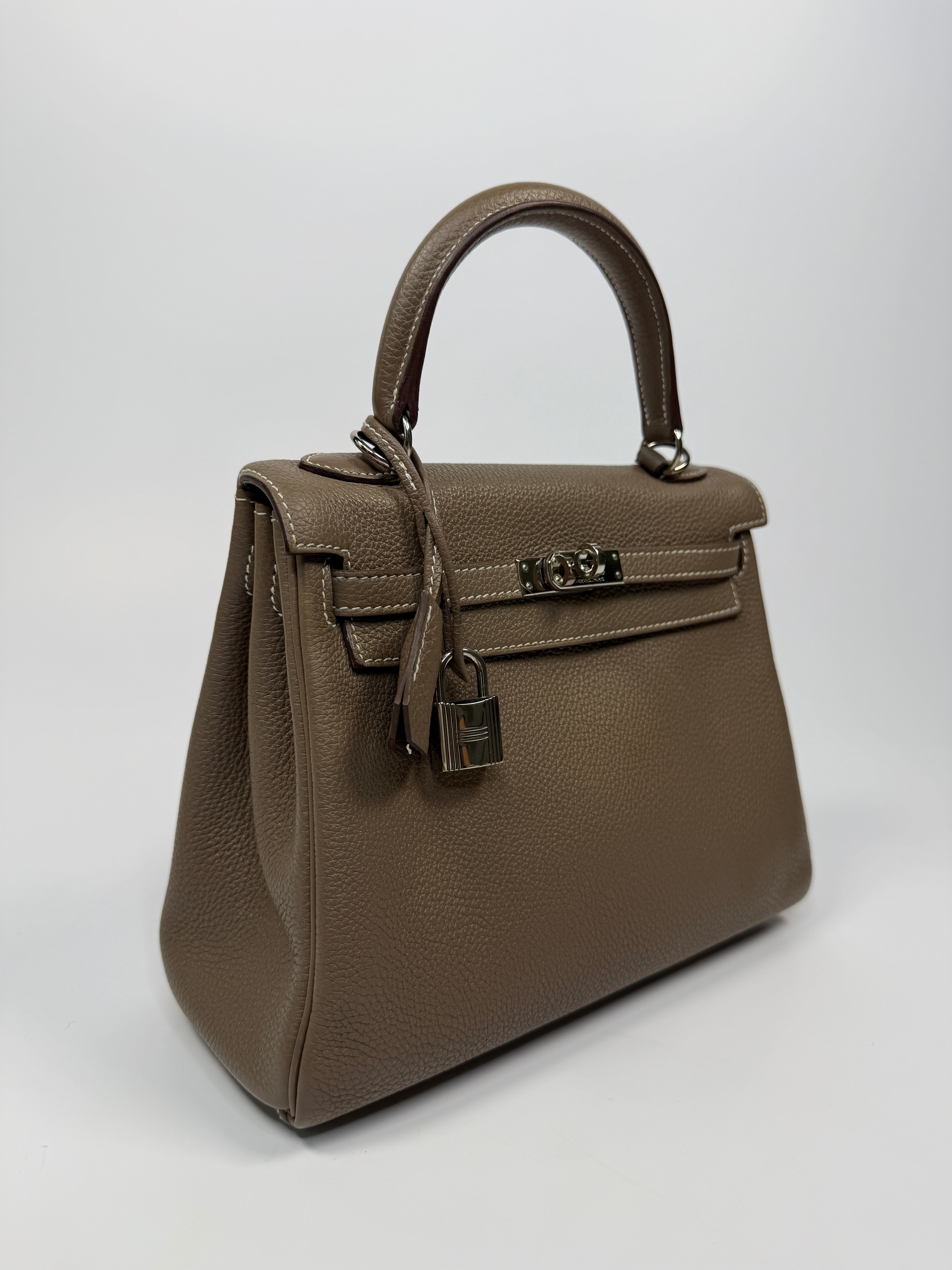 Hermès Kelly 25 In Etoupe Togo Leather With PHW
