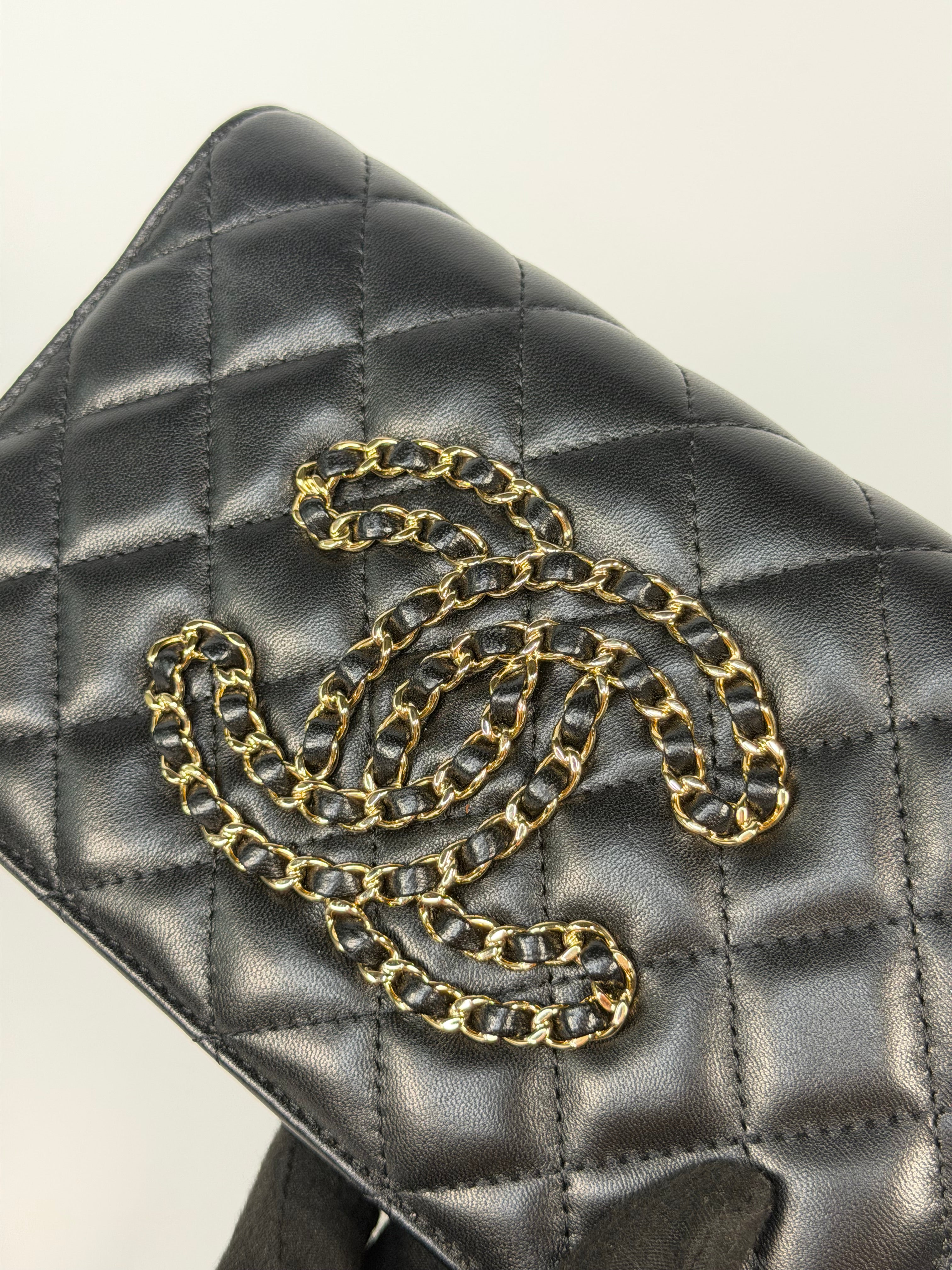 Chanel Wallet On Chain Black lambskin Leather Gold hardware
Very Good condition, Authentic, Pre Loved. Verified by Luxe Cheshire. International, fast and fully insured delivery. Trusted designer resale.