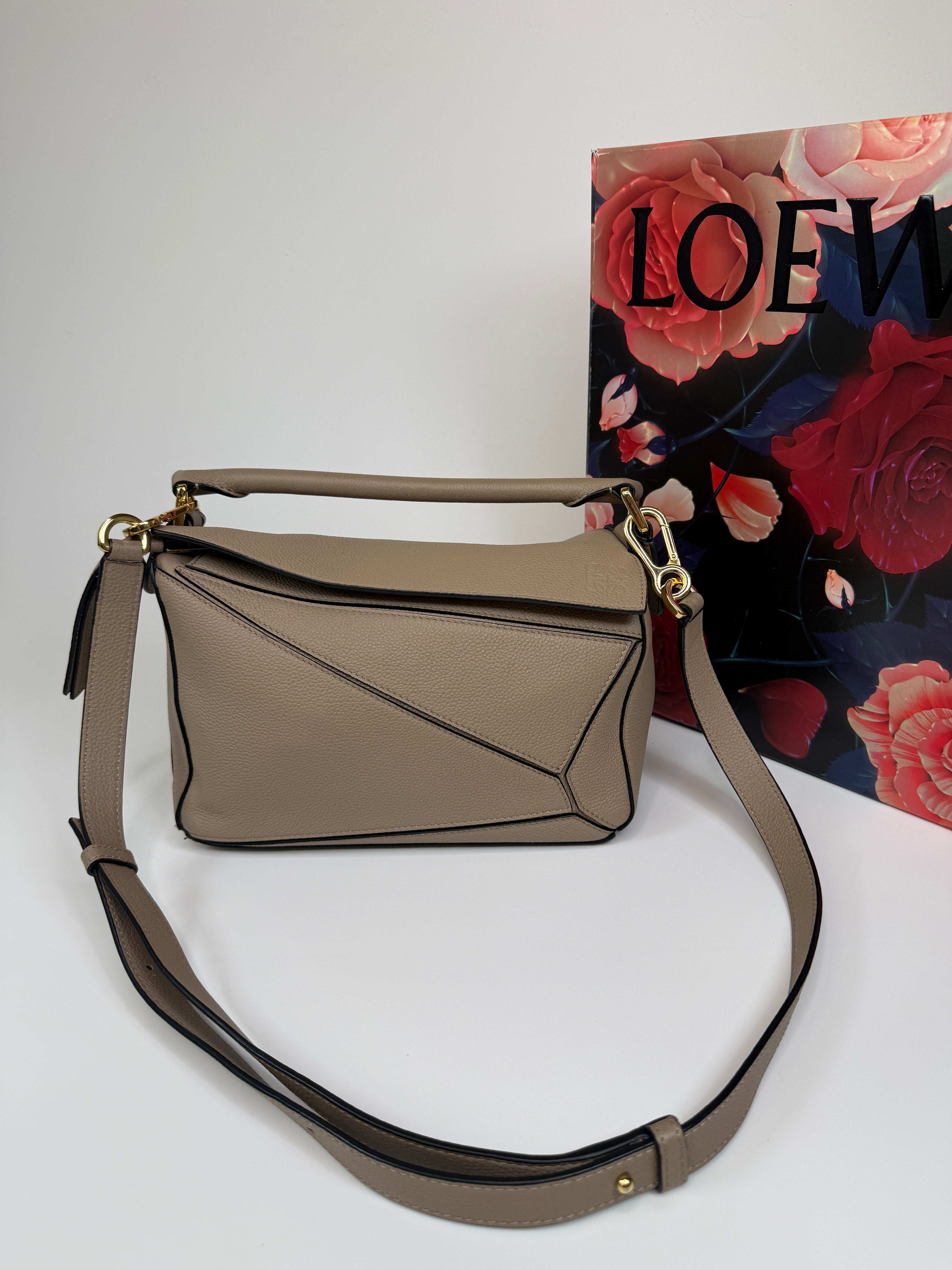 Authentic and preloved Loewe Small Puzzle bag In Taupe Calfskin Leather With Gold Hardware In Excellent Condition. 100% Authenticity guarantee