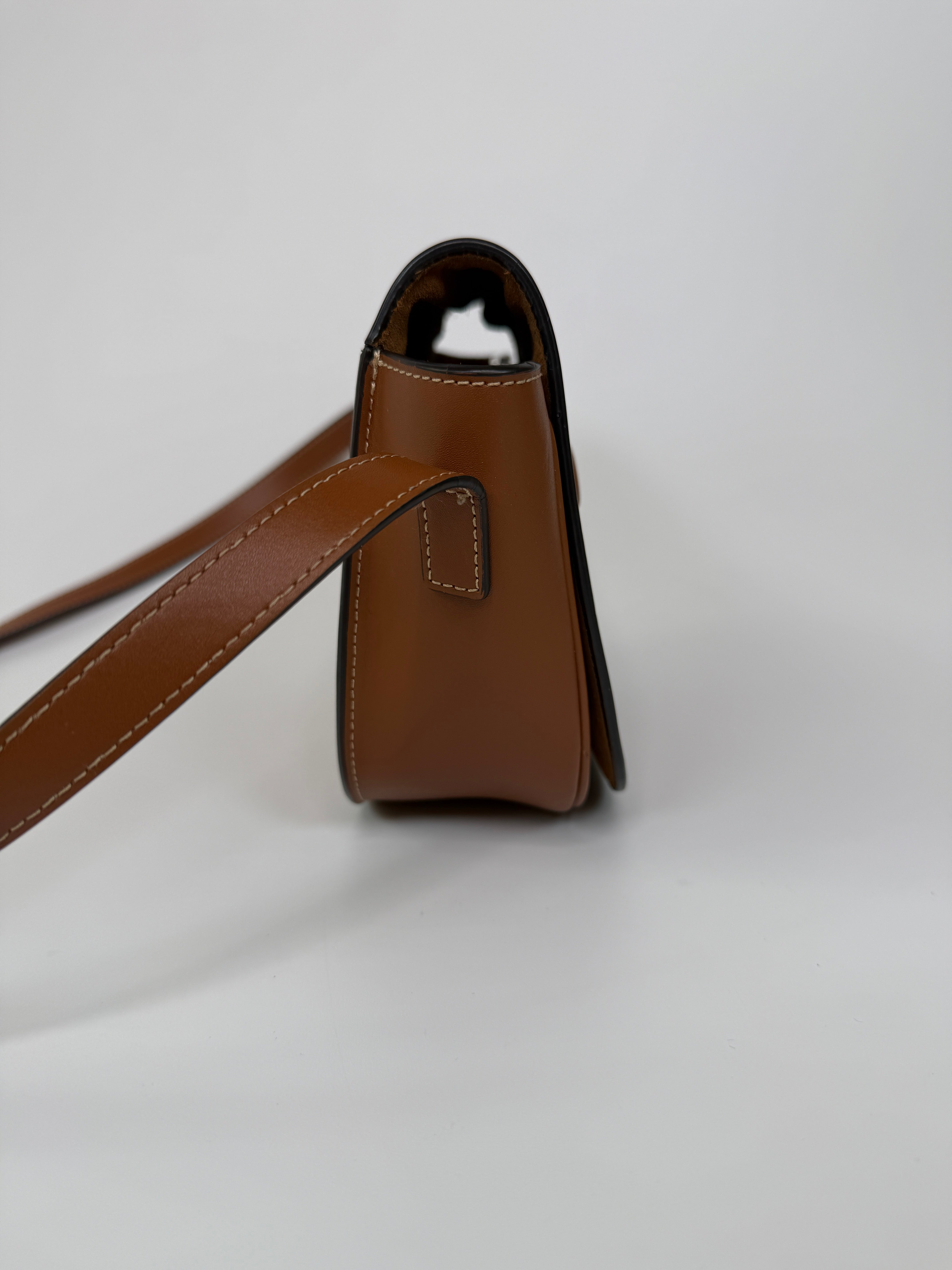 Celine Folco Cuir Triomphe Tan Leather Crossbody Bag
Authentic Pre Loved Verified by Luxe Cheshire Trusted Designer resale