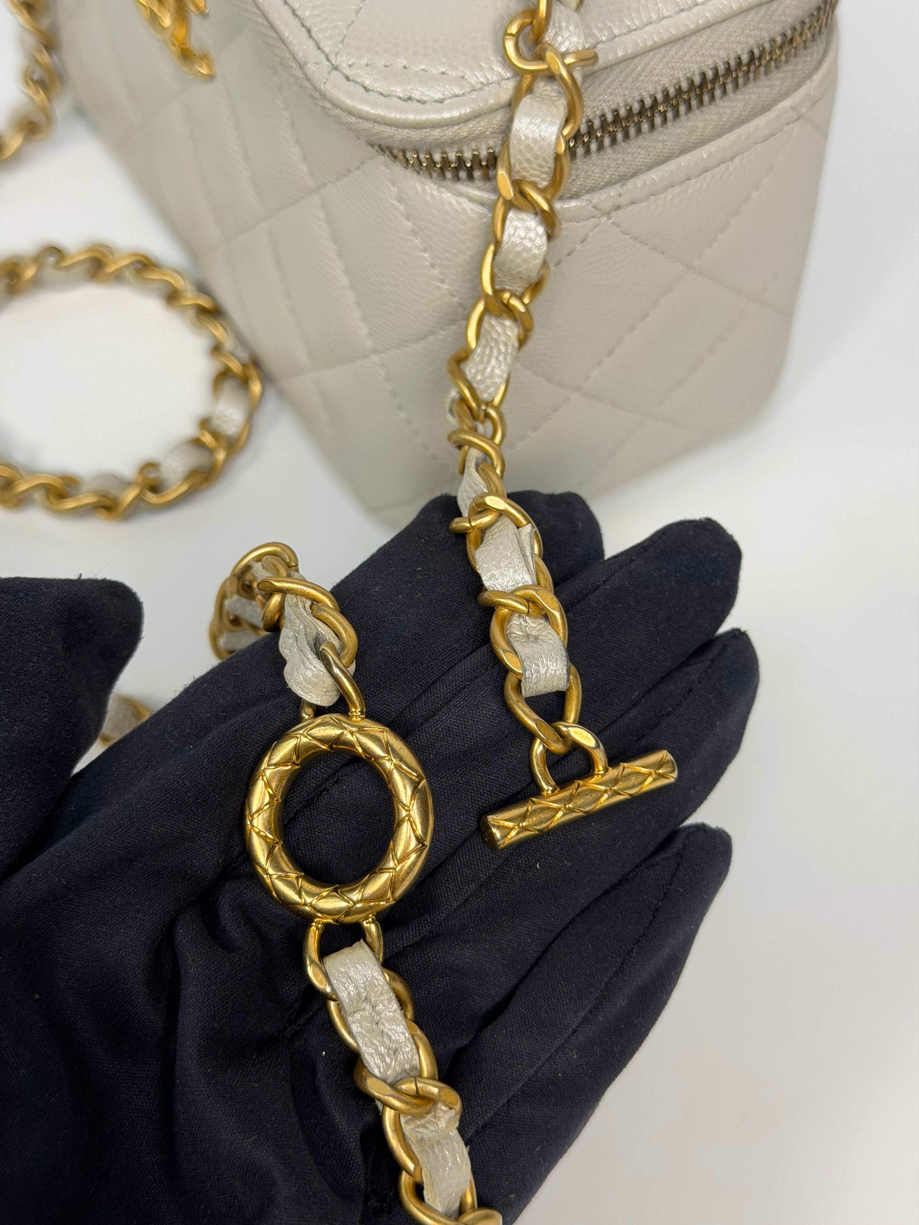Chanel Vanity In Light Pearl Grey Caviar Leather With Gold Hardware. Authentic and preloved in excellent condition.